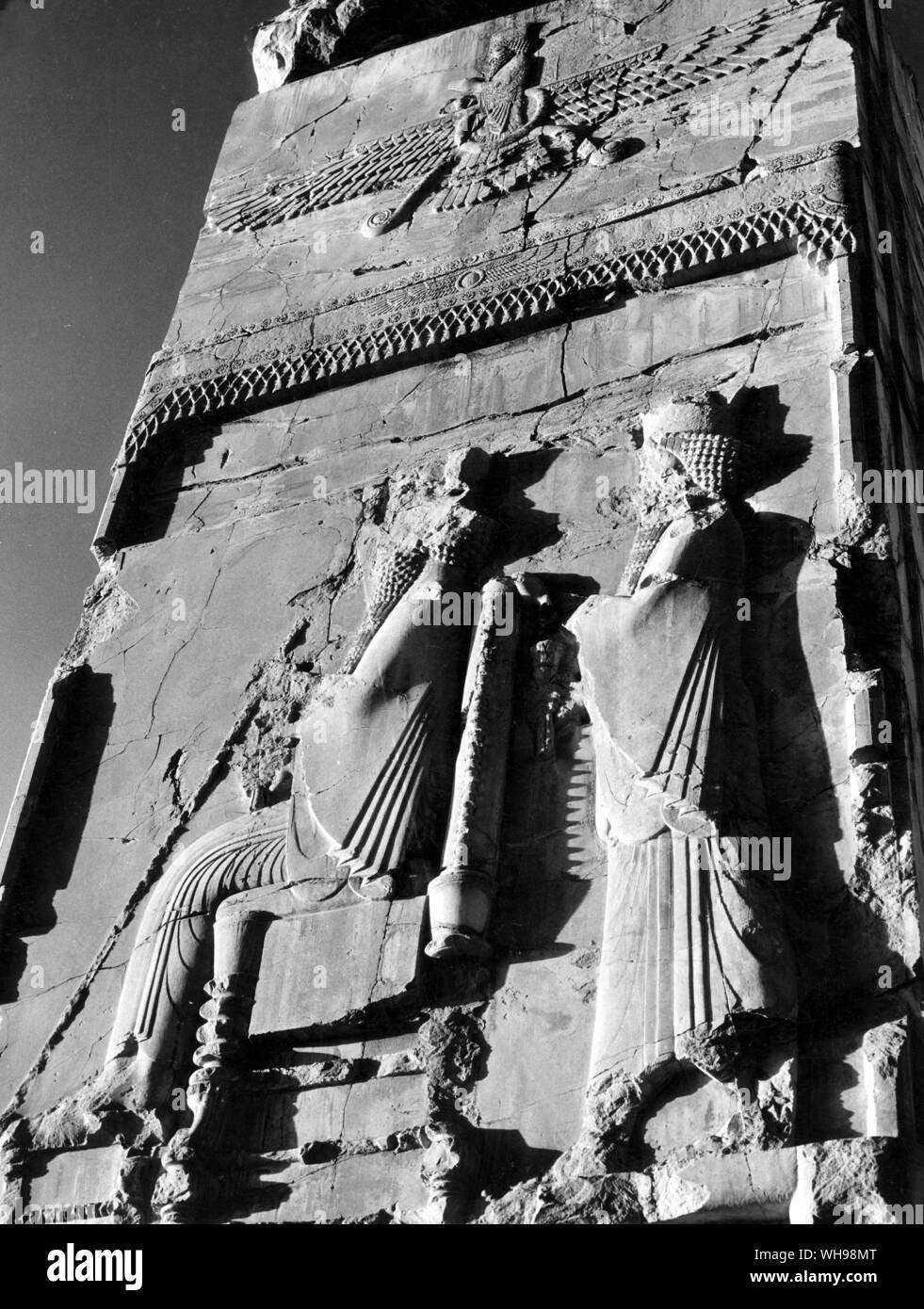 Östlichen Kriegsführung/Persepolis - das Symbol des Ahura Mazda, die sitzende Figur eines Königs und eine stehende Figur. Von Darius zwischen 512 und 494 v. Chr. gebaut Stockfoto