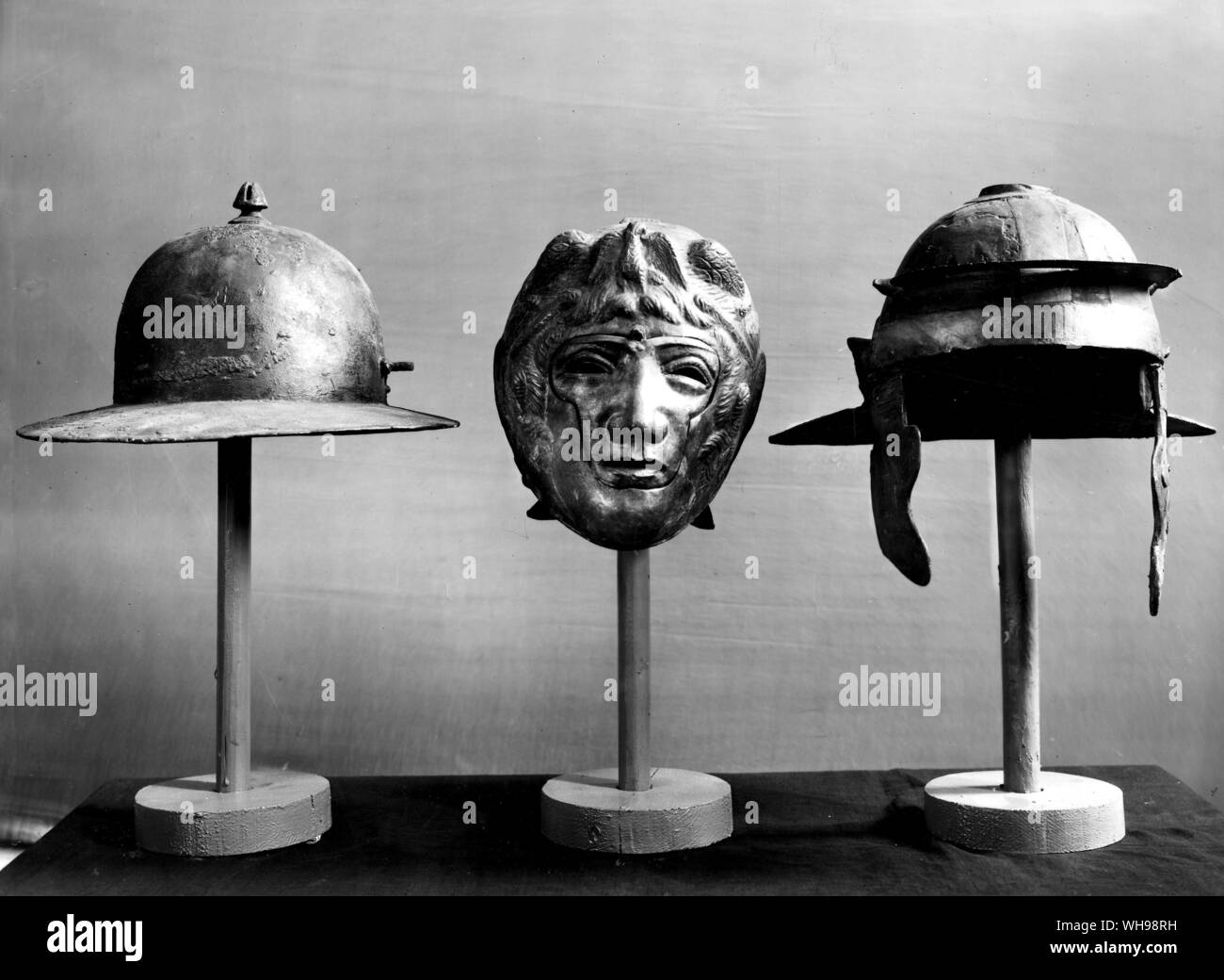Alten Kriegsführung: Bronze Helm mit Maske, bevor die Zeit des Hadrian. Helm hat Schutzplatten für die Wangen. Vermutlich 1. Jahrhundert. Stockfoto