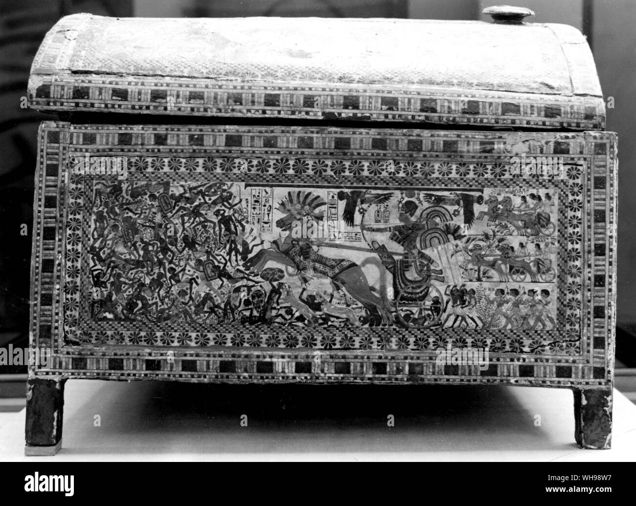 Kriegsführung/Tutanchamun aus seinem Grab in Theben. Holz gemalt entlang der Seite schildert den Kampf gegen die asiatische Feinde, XVIII Dynastie. Stockfoto