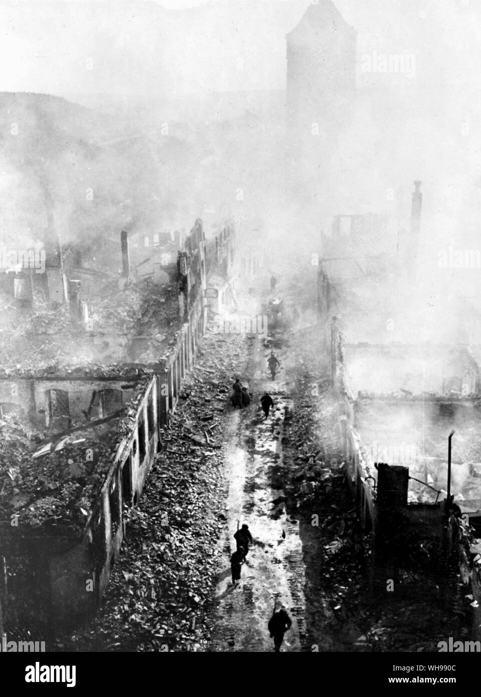 Kriegsführung/ZWEITER WELTKRIEG: Der Zweite Weltkrieg war totaler Krieg - für civlians ebenso wie für Männer. Alliierte Truppen durch die Ruinen einer deutschen Stadt. Stockfoto