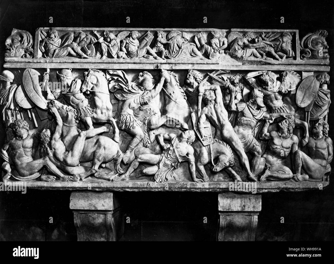 Alten Kriegsführung/die Belagerung von Alesia abgeschlossen viele Jahre der Kämpfe zwischen den Römern und Galliern, im Relief dargestellt. Stockfoto