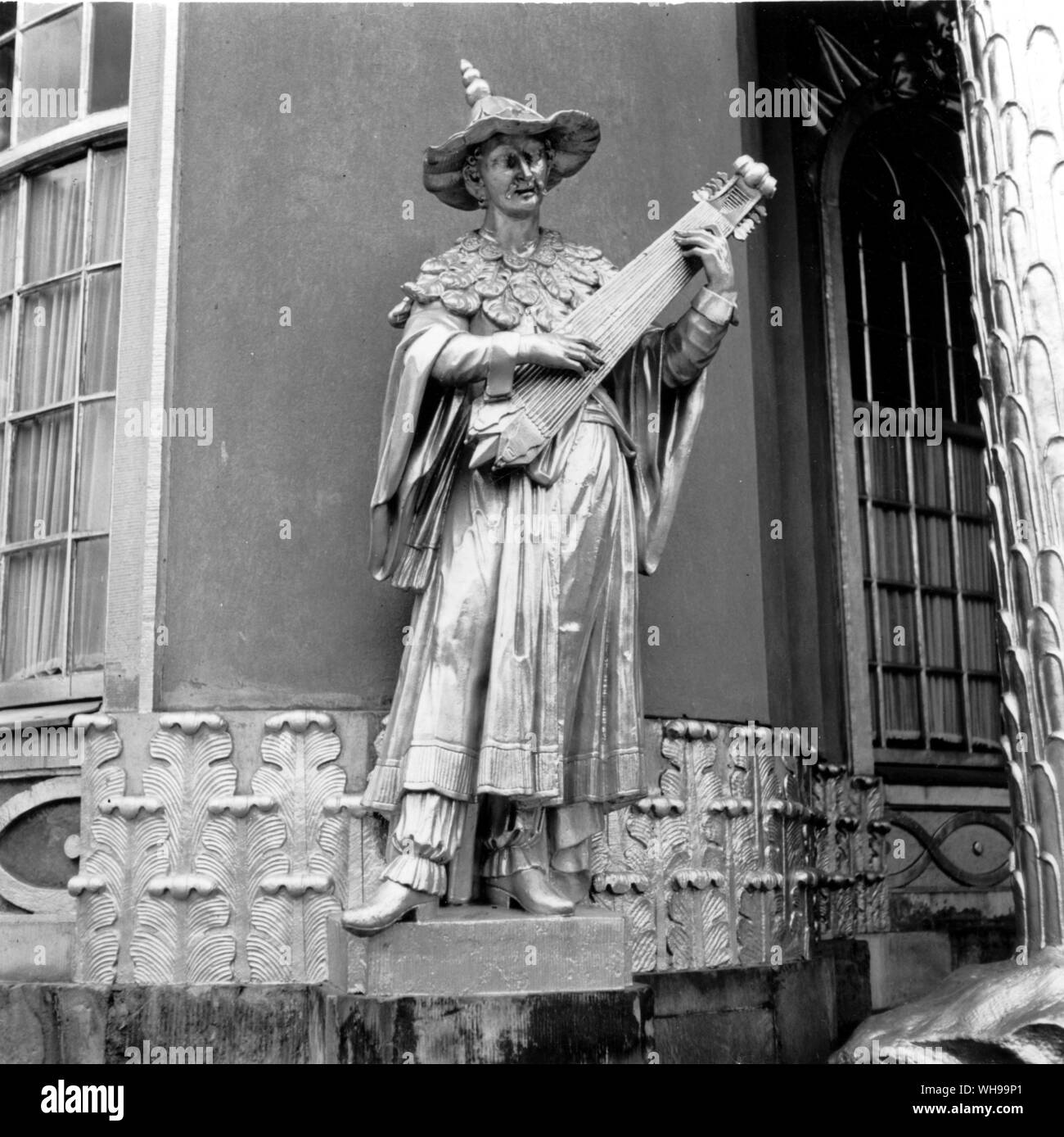 Eine der vergoldeten Figuren von Benkert und Heymuller außerhalb des Chinesisches Haus im Sans Souci, Potsdam. Siehe auch untere Farbe nach S. 141 Stockfoto