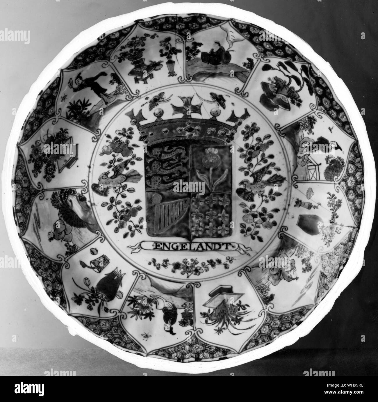 Ende des 17. Jahrhunderts Famille Verte Teller mit dem Wappen von England (hier in der niederländischen Schreibweise) Stockfoto