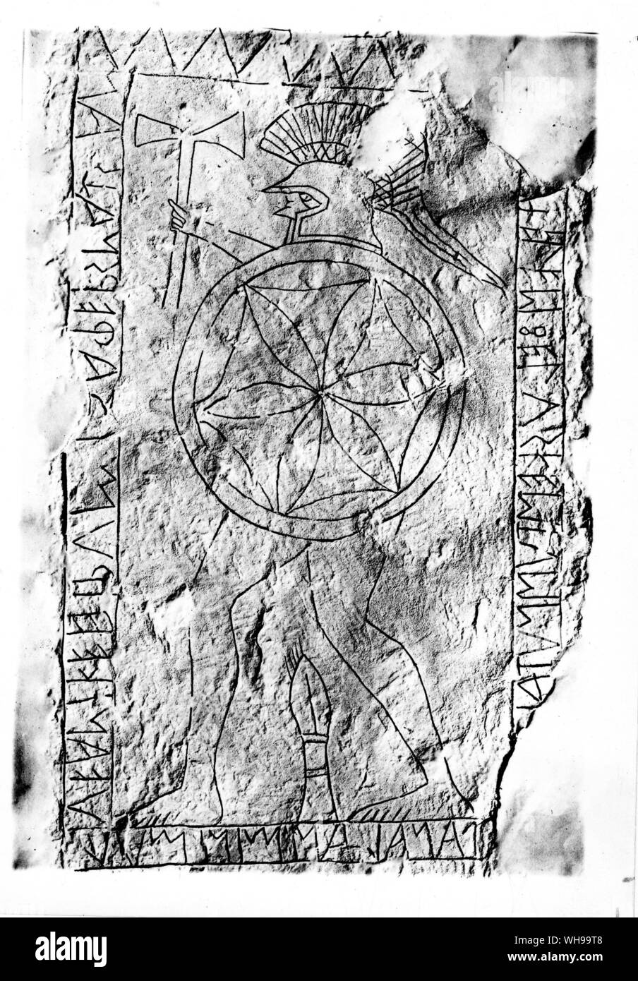 Italien / frühen Zivilisation / Etrusker: Grabstein eines etruskischen Kriegers namens Avele Feluske. Er ist dargestellt mit einem Double-bladed Axt bewaffnet. Die Inschrift ist in der antiken Etrusker. Stockfoto