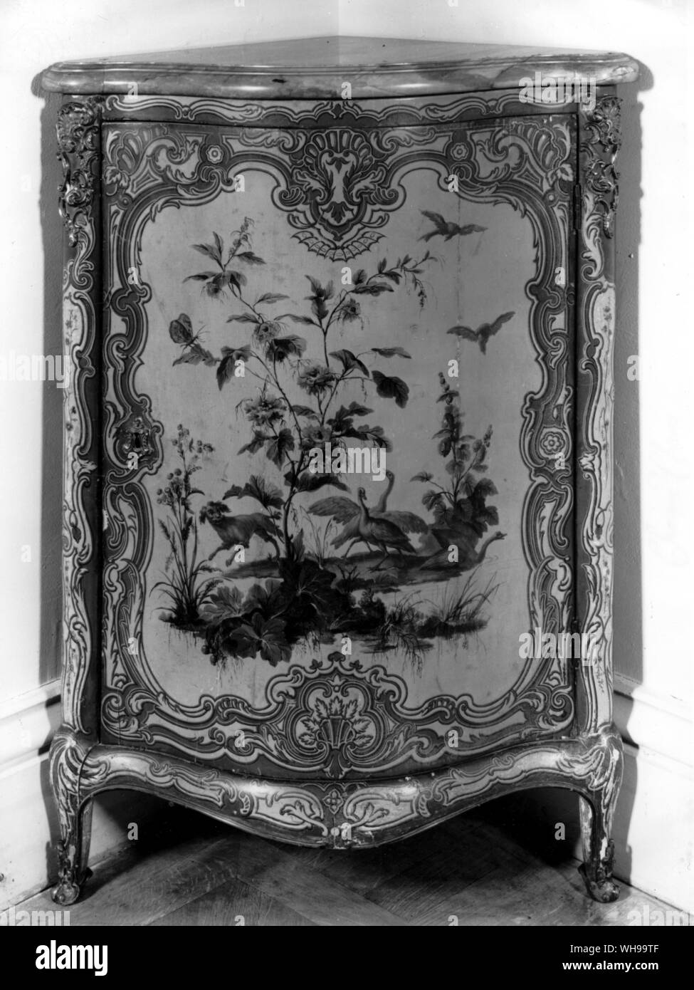 Criaerd Encoignure durch ein Panel von vernis Martin bilden die Tür. Das Gemälde ist in einem Stil, der zum Teil aus chinoiserie abgeleitet. Stockfoto