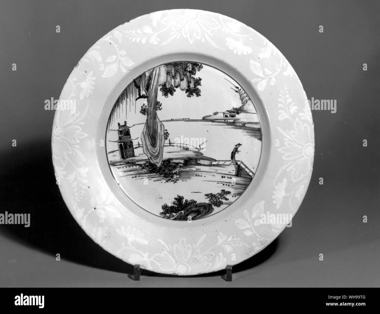 Bristol (? Oder Lambeth) polychrome Platte mit bianco - Sopra-bianco Grenze, 17. Jahrhundert Stockfoto