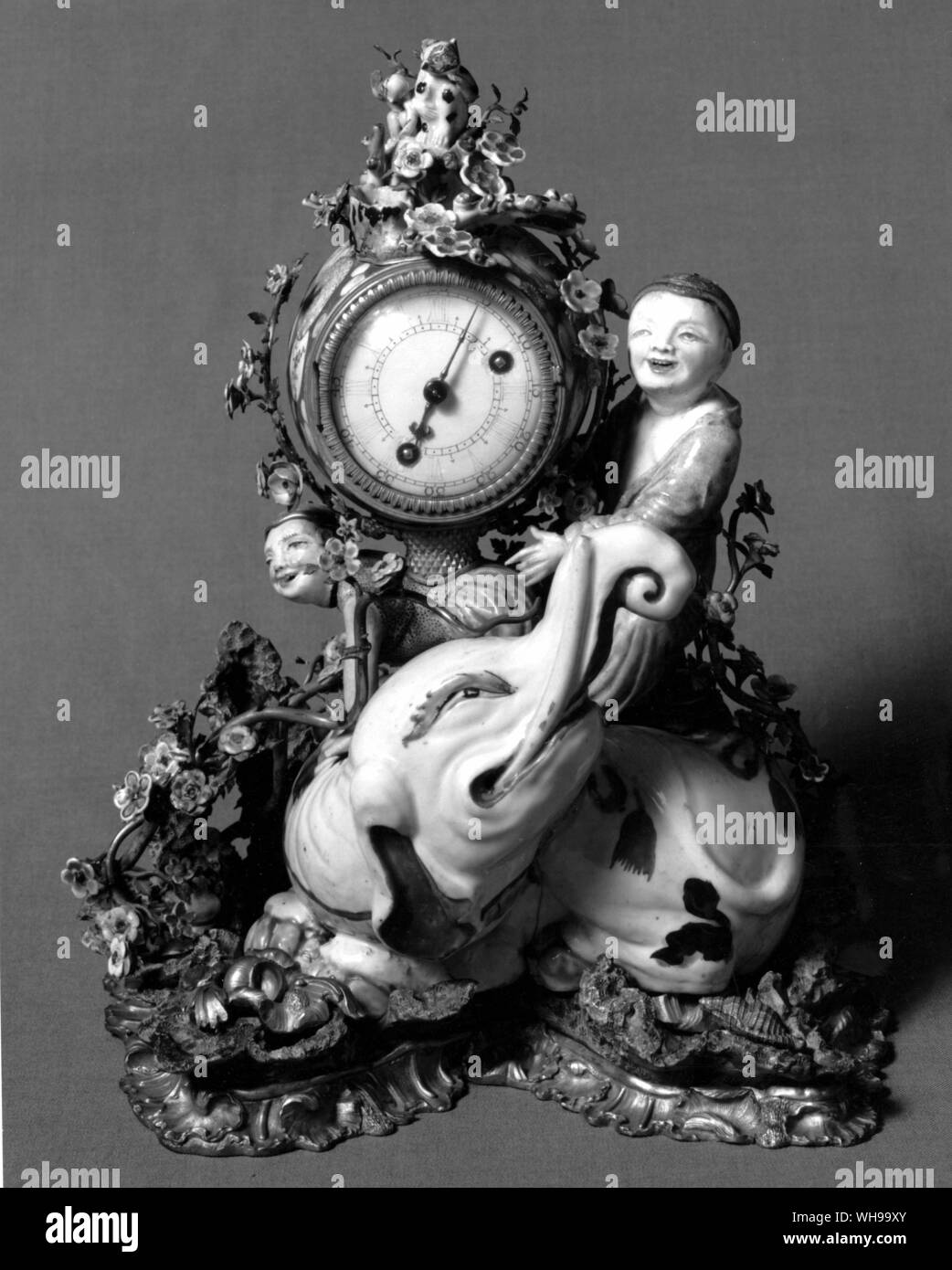 Porzellan montiert in deutscher Sprache aus dem 18. Jahrhundert Goldblech eine Uhr zu halten. Der Elefant ist aus dem 17. Jahrhundert Japanisch, die Jungs sind aus dem 18. Jahrhundert Chinesische und die Blüten sind Meißen oder Vincennes Stockfoto
