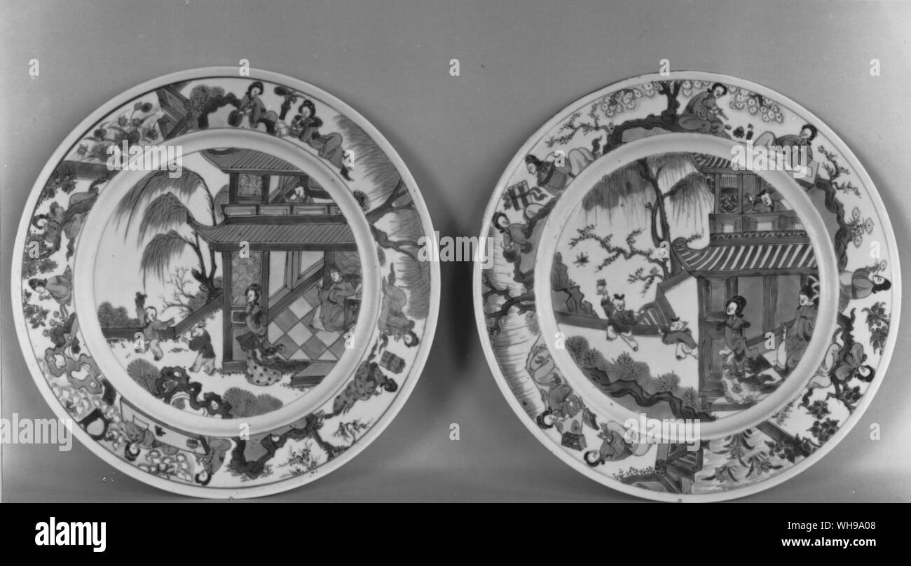 Ende des 17. Jahrhunderts chinesische blaue und weiße Platten mit einem Pavillon von zwei Geschichten, eine Art in Europa viel bewundert. Stockfoto