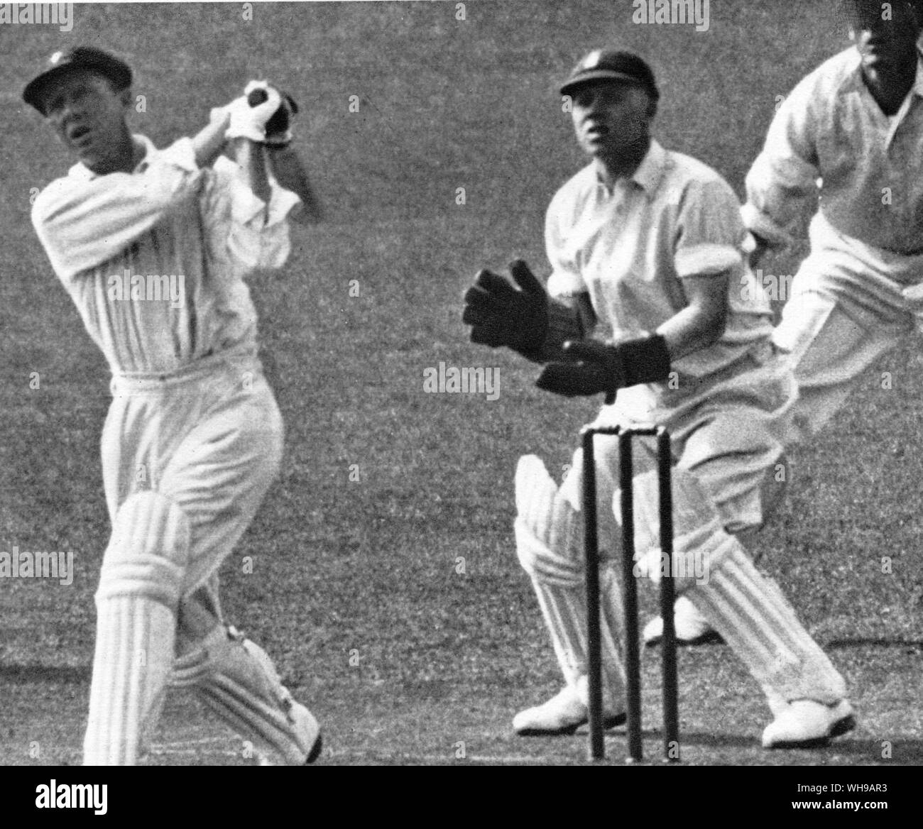 Alan F Kippax batting v England in Nottingham 1930 und Adjei halten Wicket Stockfoto