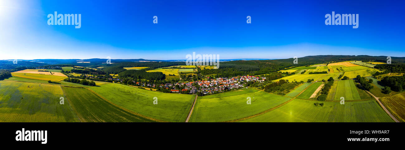 Luftaufnahme über Getreidefelder, Wiesen, Wälder und Dörfer, Wetterau, Deutschland Stockfoto