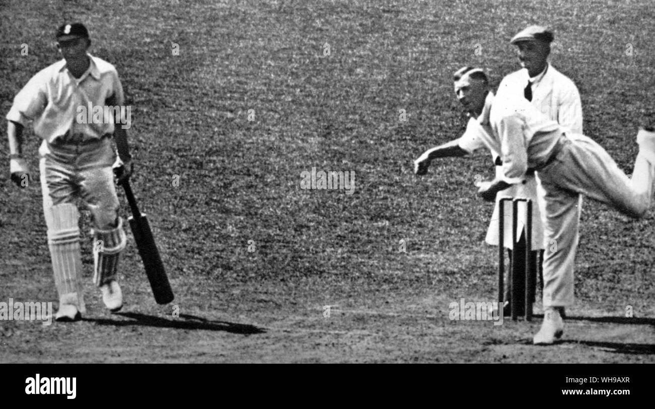 Jack C weiß Geboren 1891 Bowling gegen Hampshire 1926 C P Mead ist der batsman Stockfoto