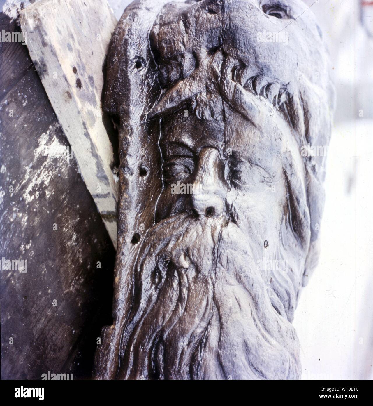Vor 17. Geschnitzte Gesicht eines älteren Mannes mit Bart. Möglicherweise 'Neptun', dem Gott des Meeres? . . Stockfoto