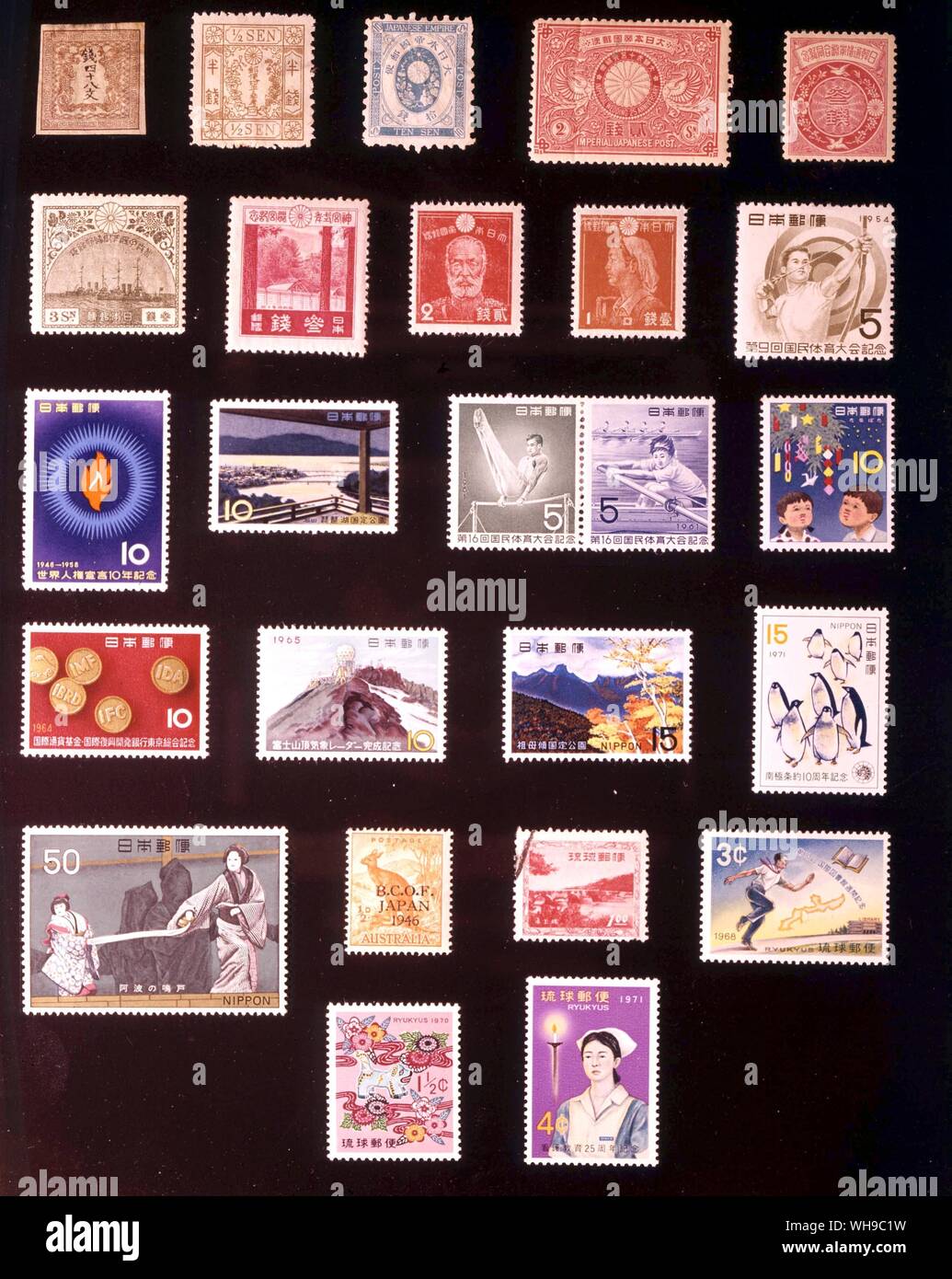 Asien - JAPAN UND RYUKYUS: (von links nach rechts) 1. 48 Mon, 1871, 2. 0,5 sen, 1872, 3. 10 sen, 1876, 4. 2 sen, 1894, 5. 3 sen, 1905, 6. 3 sen, 1921, 7. 3 sen, 1929, 8. 2 sen, 1937, 9. 1 sen, 1943, 10. 5 Yen, 1954, 11. 10 sen, 1958, 12. 10 Sen 1961, 13. 5 + 5 Yen, 1961, 14. 10 Yen, 1962, 15. 10 Yen, 1964, 16. 10 Yen, 1965, 17. 15 Yan, 1967, 18. 15 Yen, 1971, 19. 50 Yen, 1972, 20. Britische Besetzung von Japan, 0,5 Pfennig, 1946, 21. Ryukyu Inseln, 1 Yen, 1952, 22. Ryukyu Inseln, 3 Cent 1968, 23. Ryukyu Inseln, 1,5 Cent, 1969, 24. Ryukyu Inseln, 4 Cent, 1971. Stockfoto