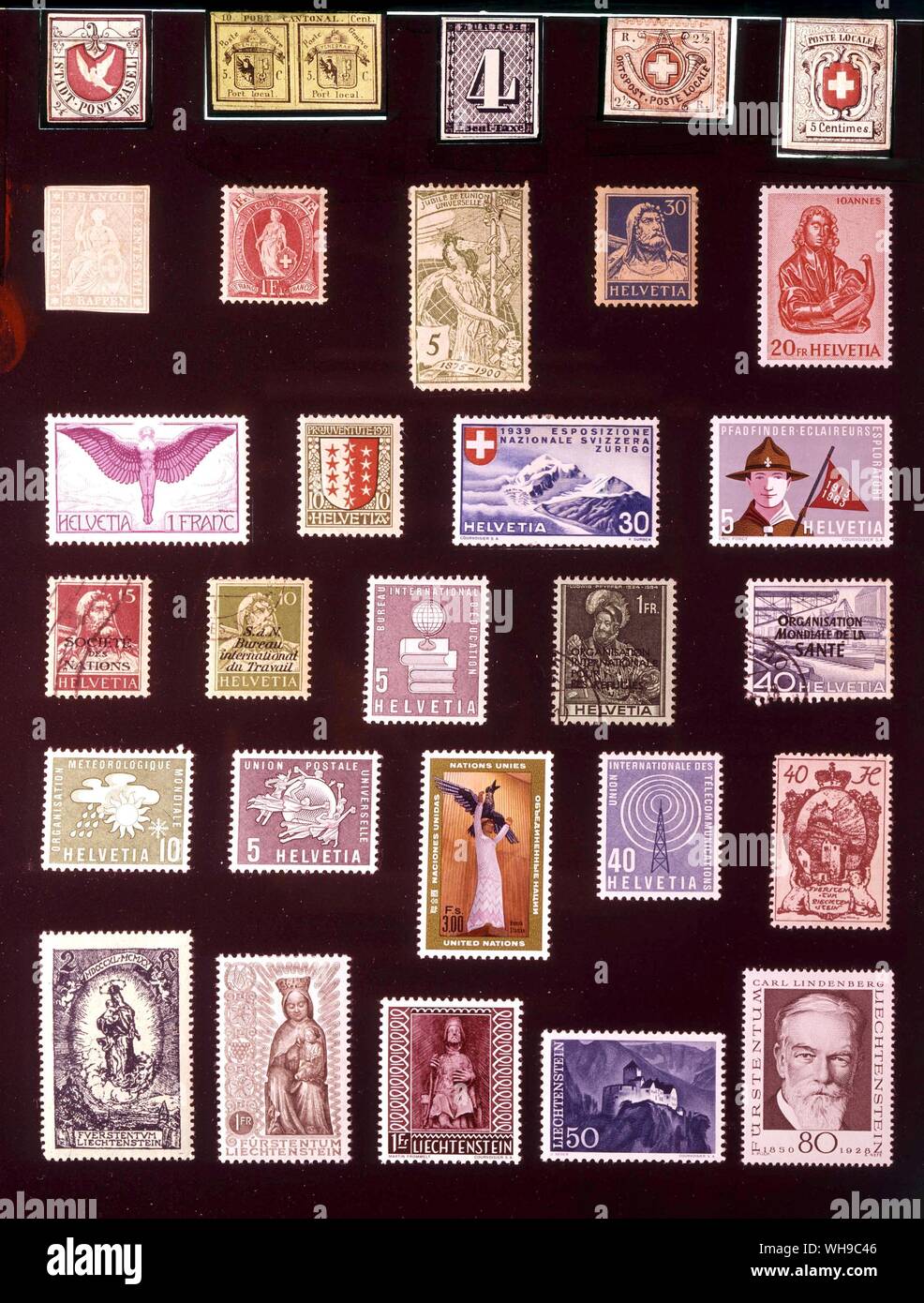 Europa - SCHWEIZ und LIECHTENSTEIN: (von links nach rechts) 1. Basel, 2,5 Rappen, 1845, 2. Genf, 5 + 5 Rappen, 1843, 3. Zürich, 4 Rappen, 1843, 4. Schweiz, 2,5 Rappen, 1850 5. Übergangszeit Briefmarken, 5 Rappen, 1850 6. 2 Rappen, 1854, 7. 1 Franc, 1902, 8. 5 Rappen, 1900, 9. 30 Rappen, 1924, 10. 20 Franken, 1961, 11. 1 Franken, 1924, 12. 10 Centimes, 1921, 13. 30 Centimes 1939, 14. 5 Rappen 1963, 15. Liga von Nationen, 15 Rappen, 1927, 16. International Labour Office, 10 Centimes 1923, 17. International Education Office, 5 Rappen, 1958, 18. Internationale Flüchtlinge Organisation, 1. Stockfoto