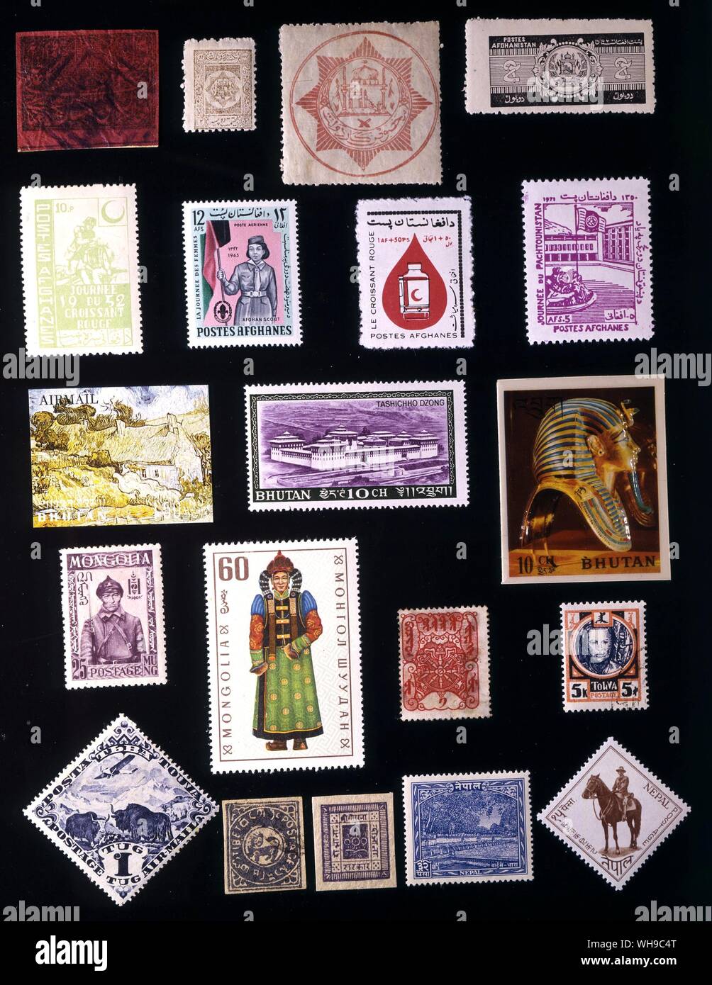 Asien - ZENTRALASIEN: (von links nach rechts) 1. Afghanistan, 1 abasi, 1893, 2. Afghanistan, 2 paisa, 1913, 3. Afghanistan, undenominated offizielle Briefmarke, 1909, 4. Afghanistan, 2 Puls, 1939, 5. Afghanistan, 10 puls, 1952, 6. Afghanistan 12 Afghanis 1963, 7. Afghanistan, 1 Afghani + 50 puls, 1964, 8. Afghanistan, 5 Afghanen, 1971, 9. Bhutan, 150 nultrums 1970, 10. Bhutan, 10 chentrums, 1968, 11. Bhutan, 10 chentrums, 1972, 12. Mongolei, 25 mung, 1932, 13. Mongolei, 60 mung, 1969, 14. Tuva, 1 Kopeken, 1926, 15. Tuva, 5 Kopeken, 1927, 16. Tuva, 1 Tugrik, 1934, 17. Tibet, 0,333 tranga, 1912, 18. Nepal, 2. Stockfoto