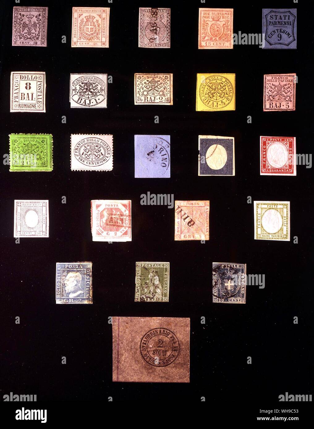 Europa - ITALIENISCHE STAATEN: (von links nach rechts) 1. Modena, 10 Centesimi 1857, 2. Modena, 40 Centesimi 1859, 3. Parma, 10 Centesimi 1852, 4. Parma, 15 Centesimi 1859, 5. Parma, 9 centesimi 1859, 6. Romagna, 8 bajocchi, 1859, 7. Roman, 1 bajoccho, 1852, 8. Roman, 2 bajocchi, 1852, 9. Roman, 4, 1852, 10 bajocchi. Roman, 5, 1852, 11 bajocchi. Roman, 2 centesimi 1868, 12. Roman, 3 centesimi 1868, 13. Sardinien, 20 Centesimi 1853, 14. Sardinien, 20 Centesimi 1854, 15. Sardinien, 40 Centesimi 1857, 16. Sardinien, 1 centesimo 1861 17. Neapel, 2 Grana, 1858, Stockfoto