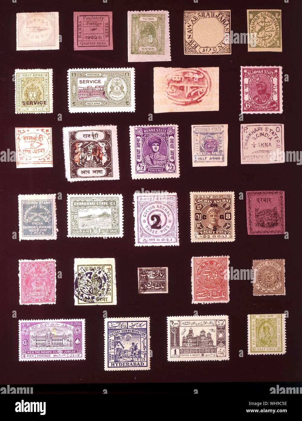 Asien - indischer FÜRSTENSTAATEN (Seite 1 von 2). (Von links nach rechts) 1. Alwar, 0,25 Anna, 1877, 2. Bamra 1890, 0,25 Anna 3. Barwani, 0,5 Anna, 1921, 4. Bhopal, 0,25 Anna, 1889, 5. Bhopal, 0,25 Anna, 1896, 6. Bhopal, 0,25 Anna, 1908, 7. Bhopal, 0,5 Anna, 1936, 8. Bhor, 0,5 Anna, 1879, 9. Bijawar, 6 Pies, 1935, 10. Bundi, 1 Anna, 1898, 11. Bundi. 0.5 Anna 1918, 12. Bundi, 0,5 Anna 1947, 13. Bussahir, 0,5 Anna, 1900, 14. Charkari, 0,25 Anna, 1894, 15. Charkari, 1 Stück, 1912 16. Charkari, 0,5 Anna, 1931, 17. Cochin, 2 Kuchen, 1909 18. Cochin, 8 Pies 1911, 19. Dhar, 0,5 Anna 1897, 20. Dhar, 0,5 Anna, Stockfoto