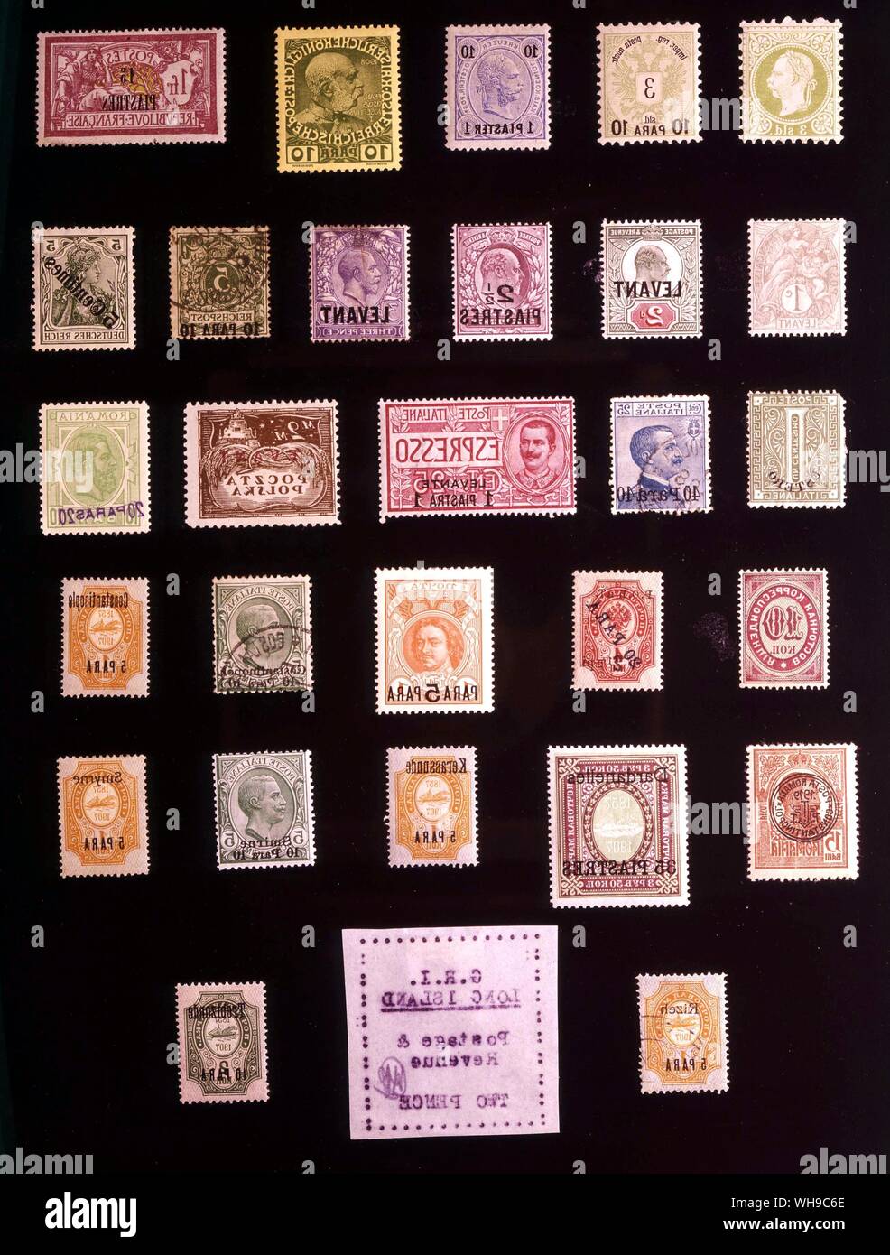 Europa - AUSLÄNDISCHE POSTÄMTER IN DER TÜRKEI: (von links nach rechts) 1. Österreich, 3 Soldi, 1867. 2, Österreich, 10 Paras, 1888, 3. Österreich, 1 Piastre 1890, 4. Österreich, 10 Paras, 1908, 5. Frankreich, 15 piastres, 1921, 6. Frankreich, 1 Rappen, 1902, 7. Großbritannien, 2 Pence, 1905, 8. Großbritannien, 2,5 piastres, 1910, 9. Große Breitain, 3 Pence, 1921, 10. Deutschland, 10 Paras, 1889, 11. Deutschland, 5 Centimes 1908, 12. Italien, 1 centino, 1874, 13. Italien, 40 Paras, 1908, 14. Italien, 1 Piastre 1908, 15. Polen, 2 Marek 1919, 16. Rumänien, 20 Paras, 1896, 17. Russland 10 Kopeken 1872, 18. Russland, 2,5 piastres am 20 Paras auf Stockfoto