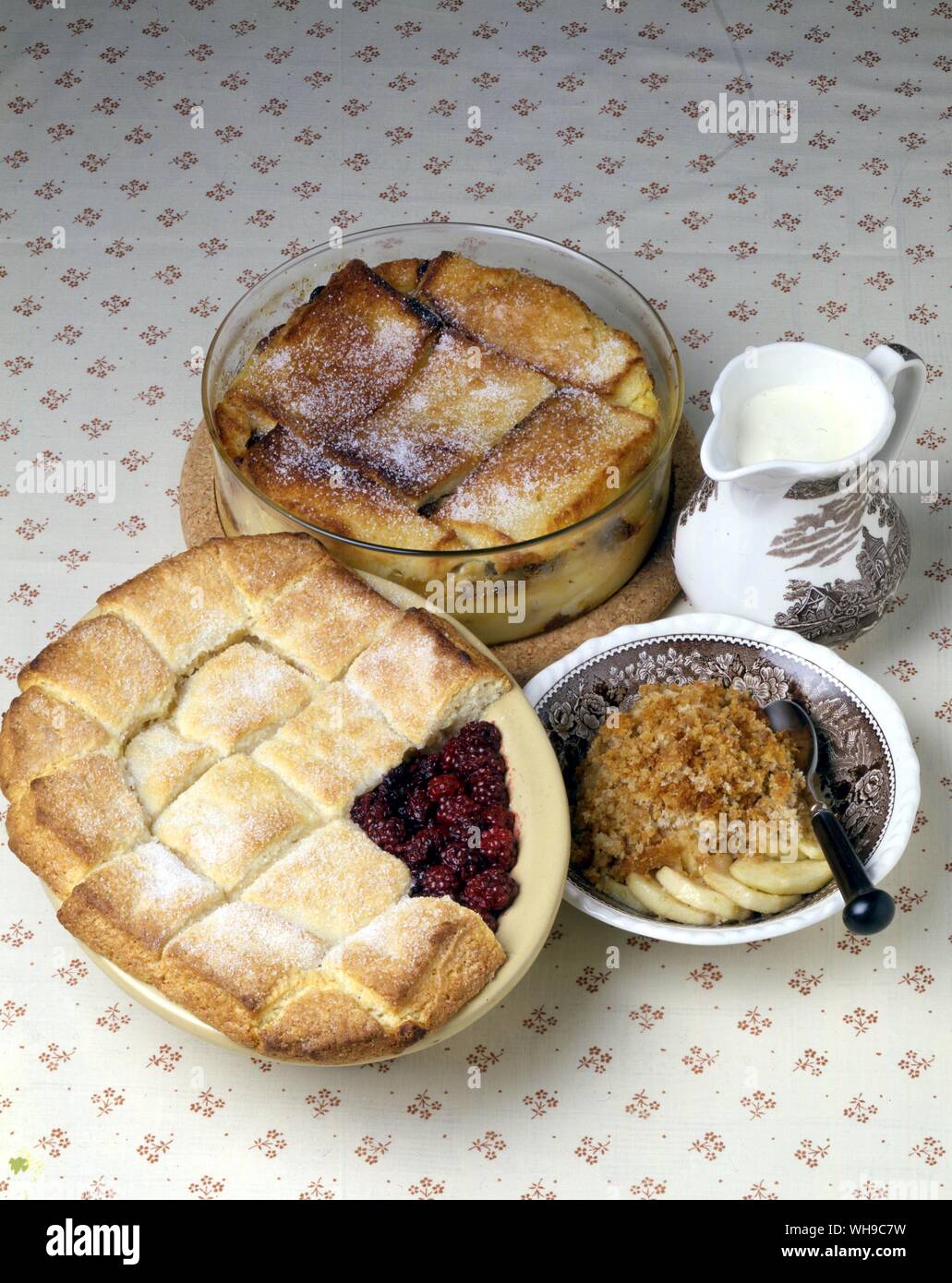 Pudding aus Brot und Butter Pudding, Braun Betty und Blackberrry Schuster Stockfoto