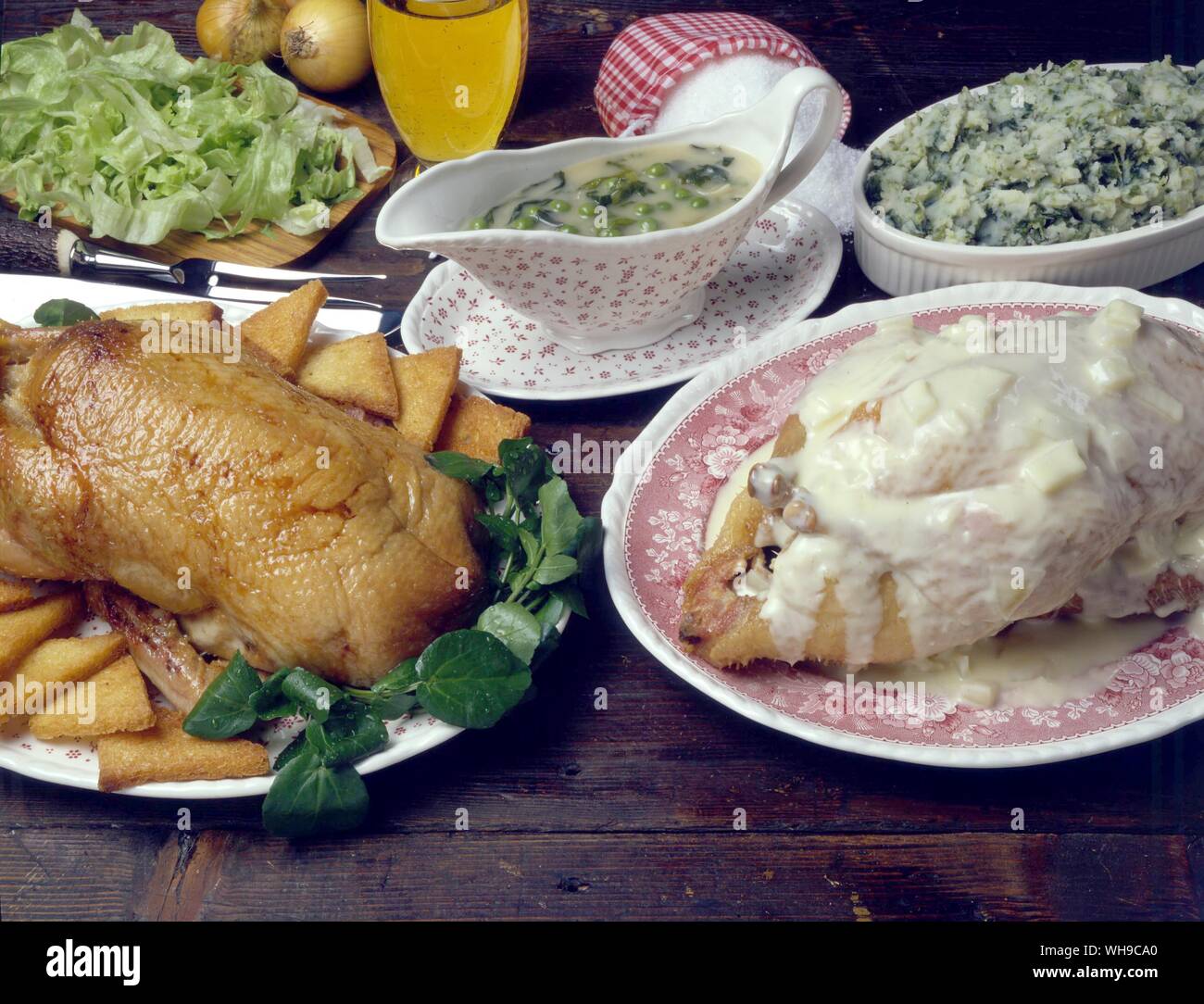 Fleischgerichte braten Entlein mit grünen Erbsen und Ente mit Zwiebel Sauce Stockfoto