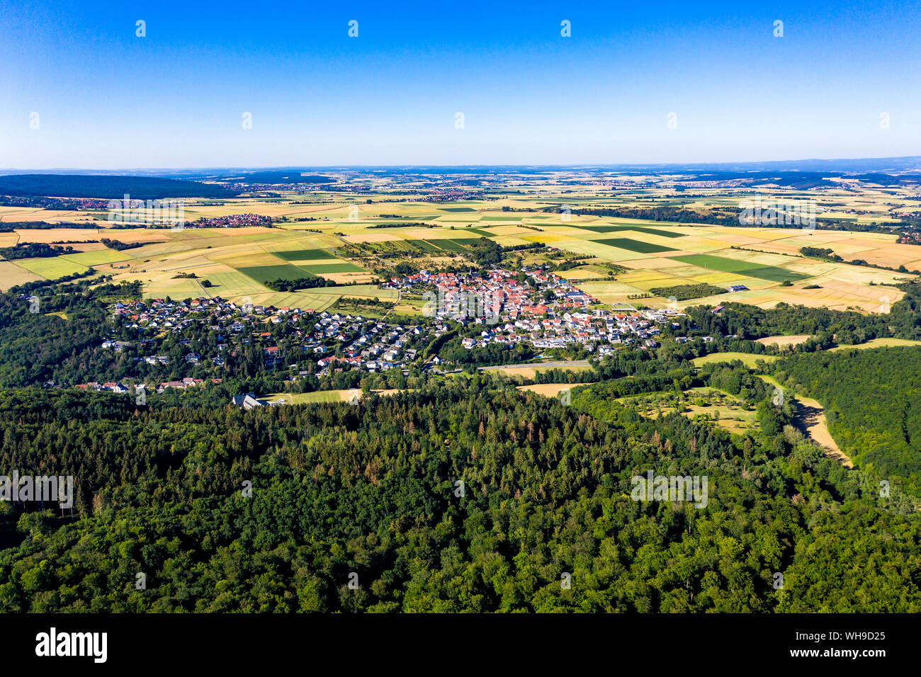 Luftaufnahme über Getreidefelder, Wiesen, Wälder und Dörfer, Wetterau, Deutschland Stockfoto