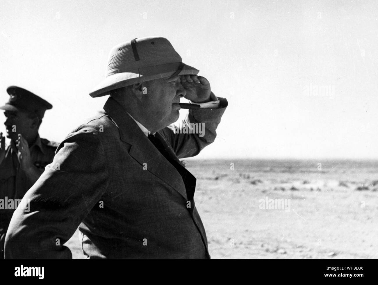 Sir Winston Churchill (1874-1965). Churchill views El Alamein, 7. August 1942. Stockfoto