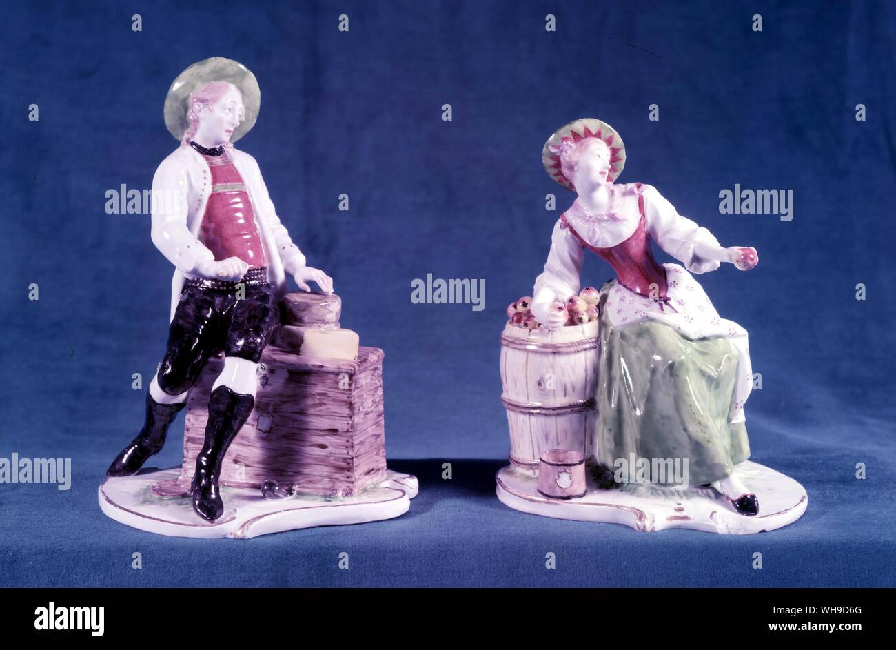 Continental Figurine Käse Monger und Apple Frau Stockfoto