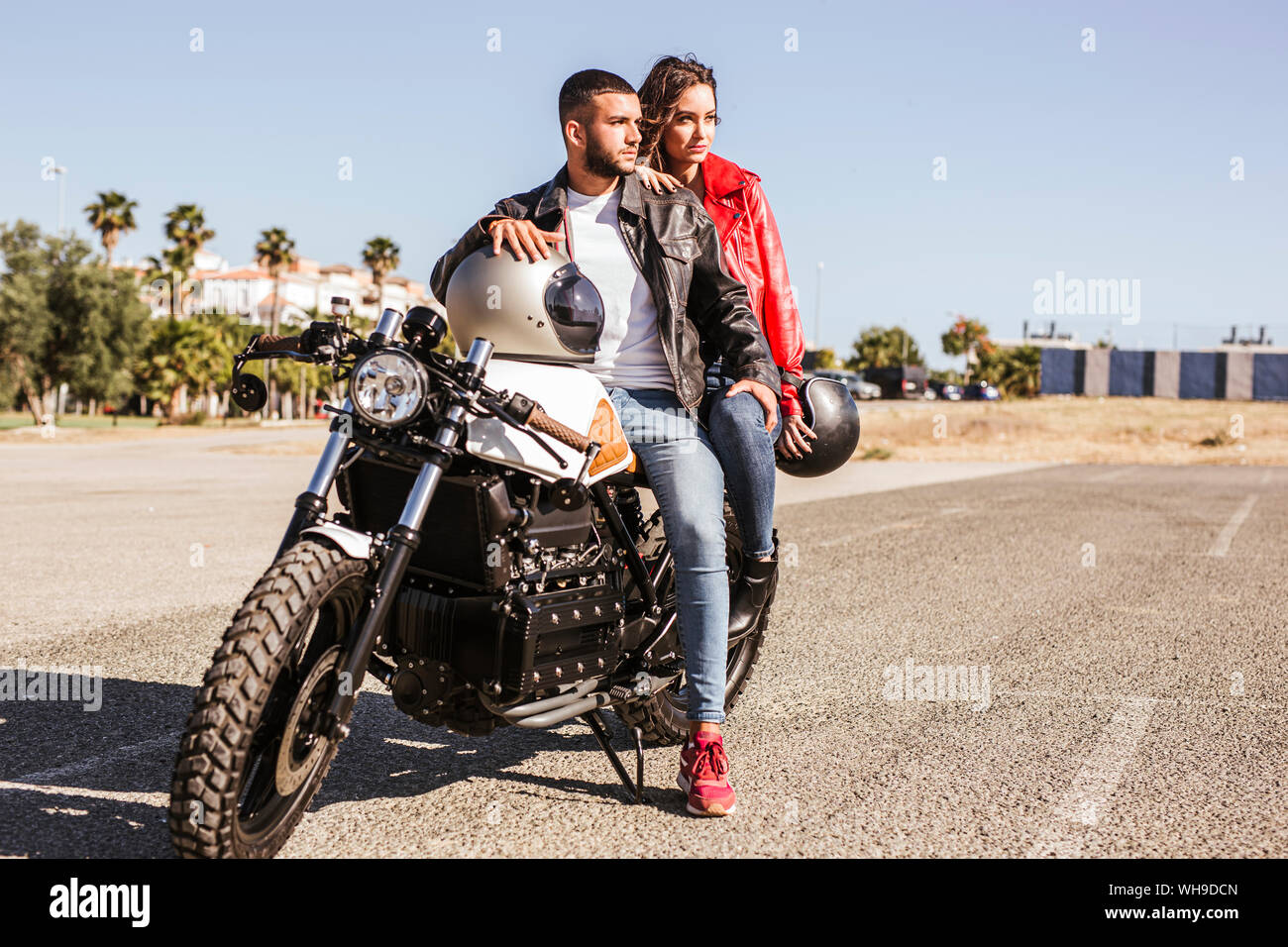 Paar sitzen auf dem Motorrad auf Abstand Stockfoto