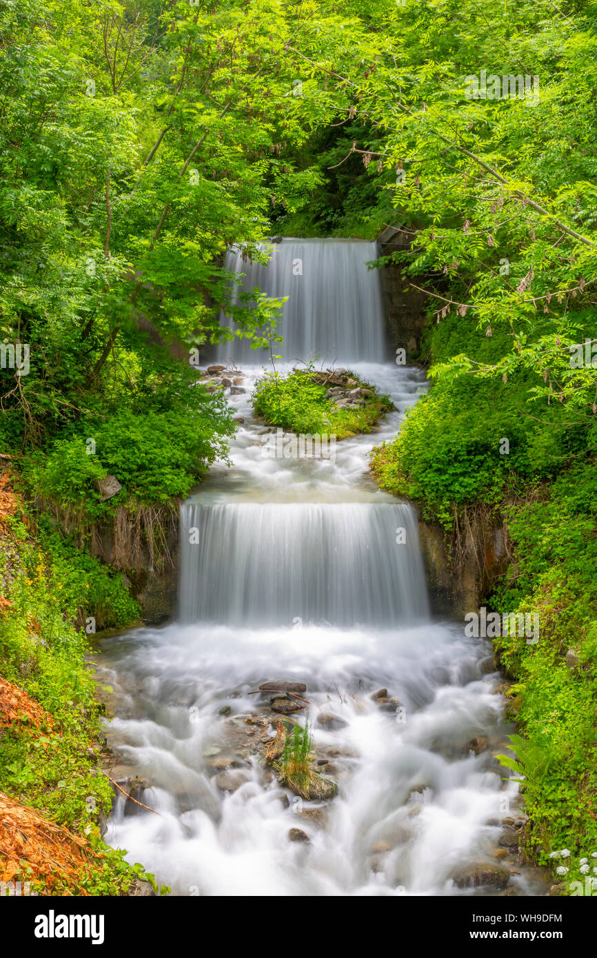 Blick auf lahnbach Fluss und Wasserfall in Schwaz, Schwaz, Tirol, Österreich, Europa Stockfoto