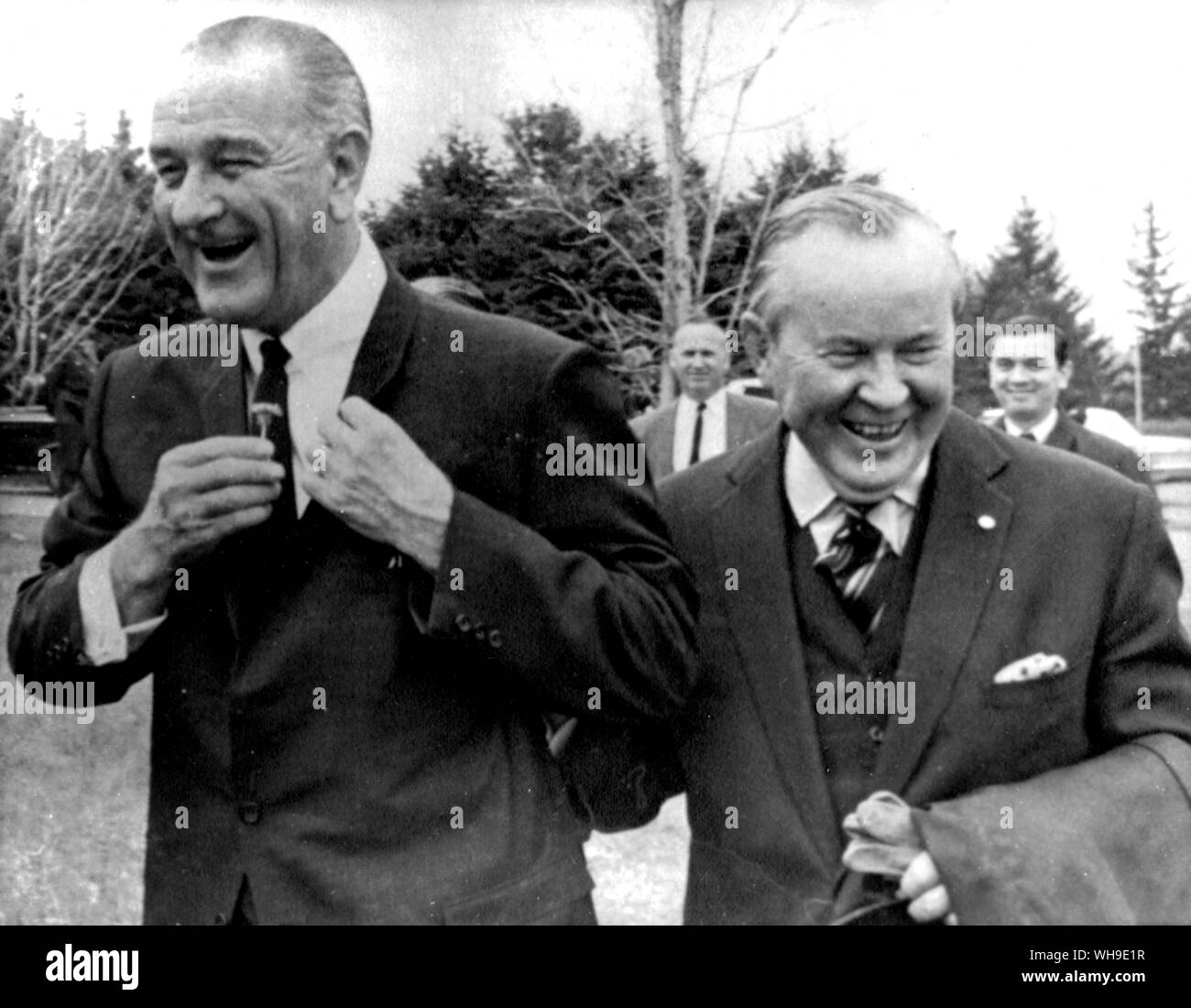 26. Mai 1967: Präsident Lyndon B. Johnson (1908-1973) und der kanadische Premierminister Lester Pearson genießen Sie ein Witz wie Johnson (Präsident der USA 1963-69) eine Narzisse aufhebt und drückt es in seinem Revers. Sie hatten in Montreal, Kanada besucht Expo 67. Stockfoto
