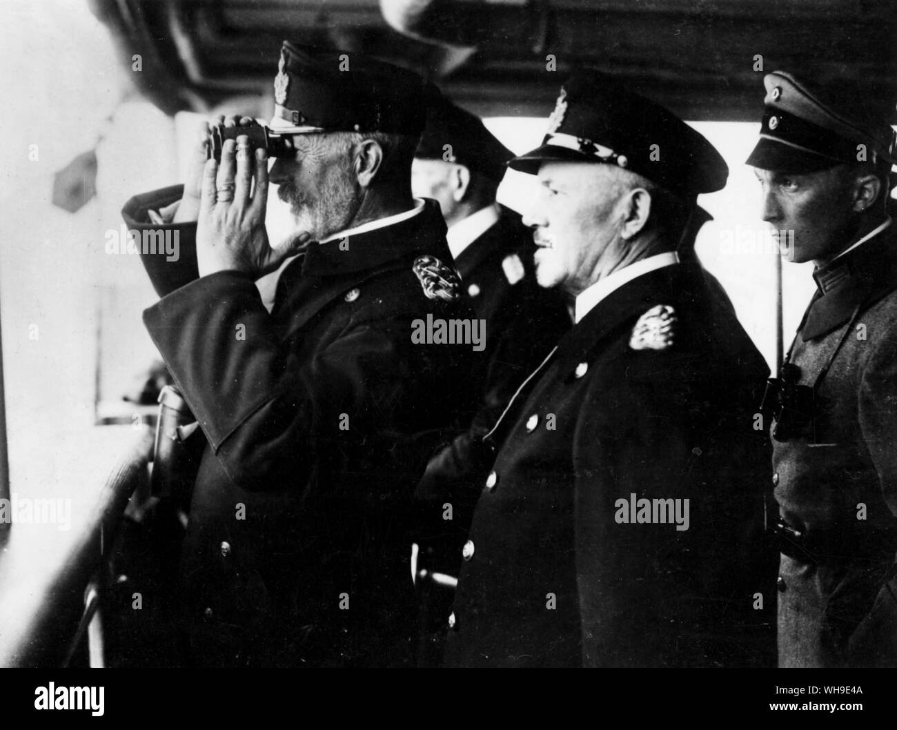 Prinz Heinrich von Preußen (mit Fernglas) und Admiral von blossen, Oberbefehlshaber der deutschen High Seas Flotte in Jütland. Stockfoto