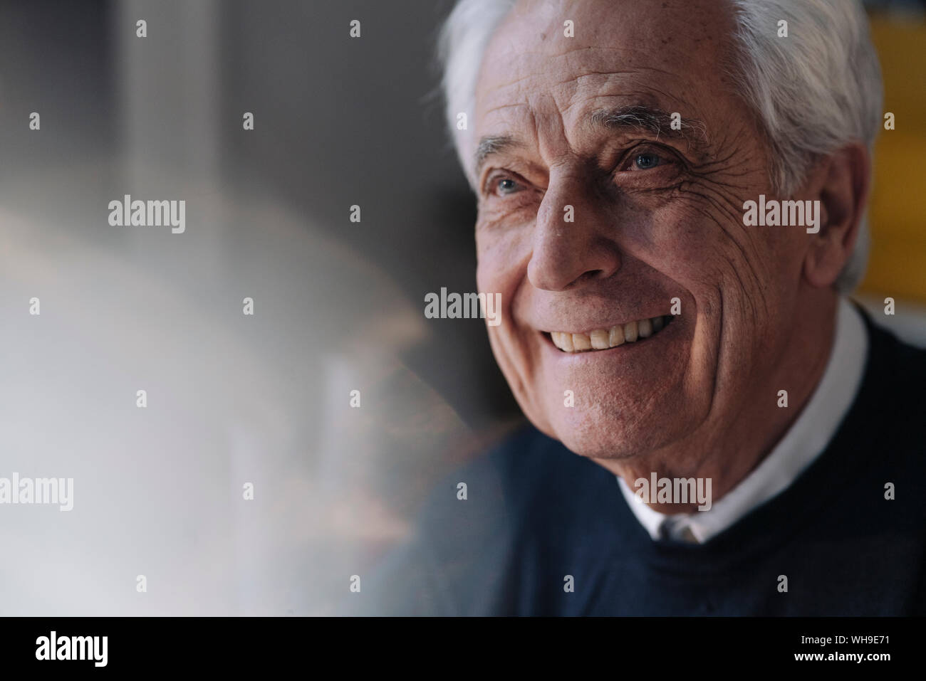 Porträt des Lächelns senior Mann zu Hause Stockfoto
