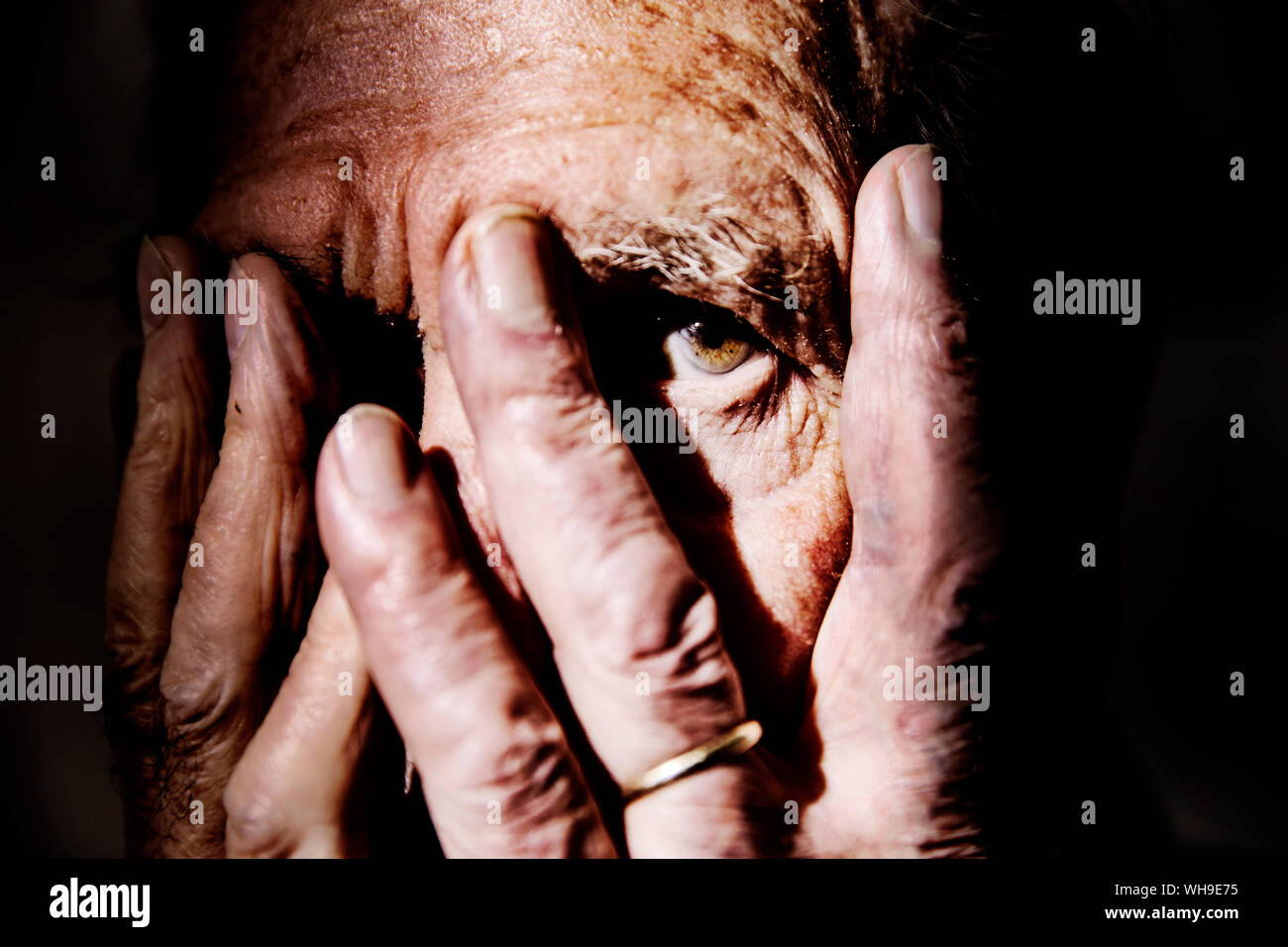 Älterer Mann für Gesicht, Hände, Nahaufnahme Stockfoto