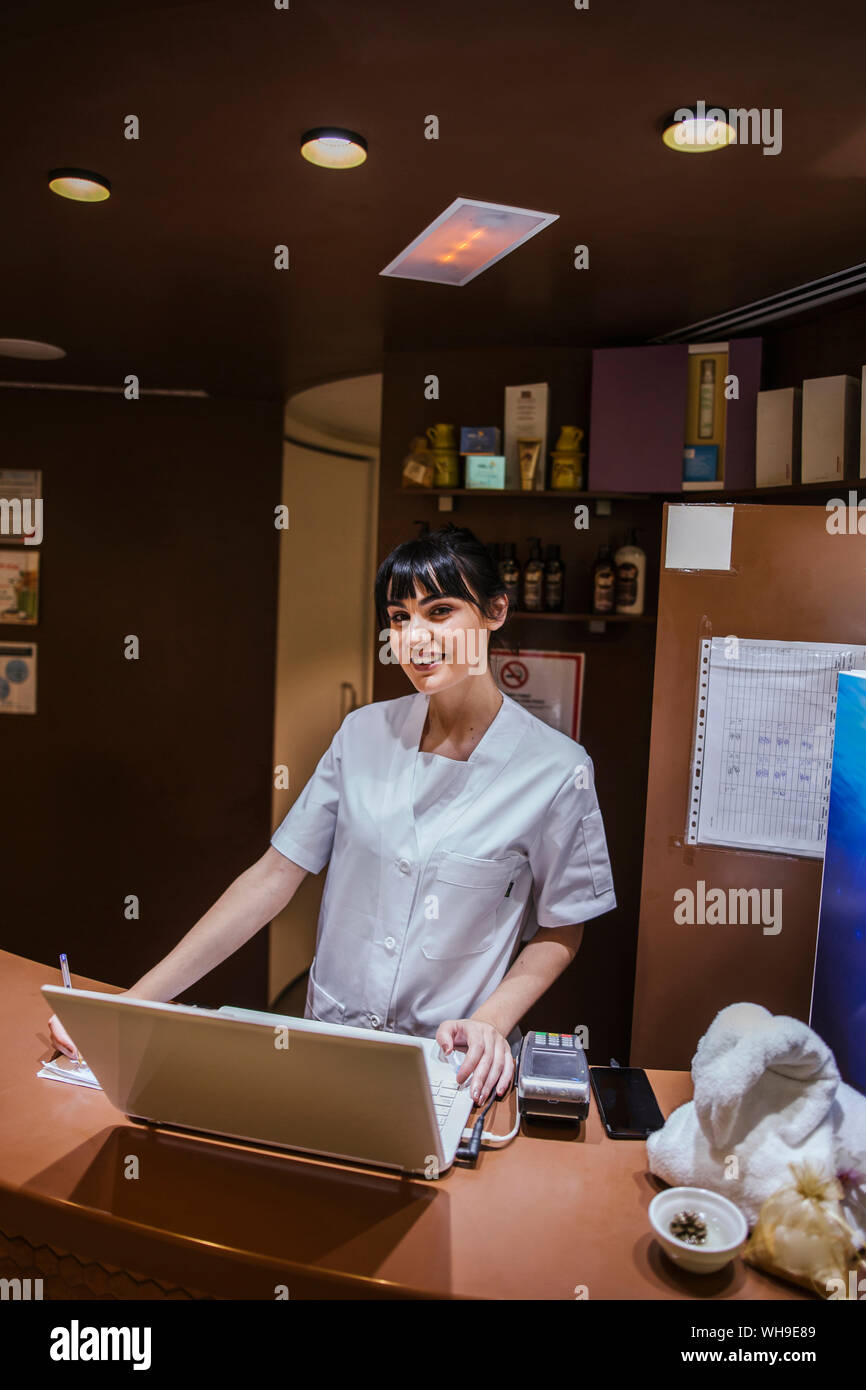 Junge Frau, an der Rezeption von einem Spa Stockfoto