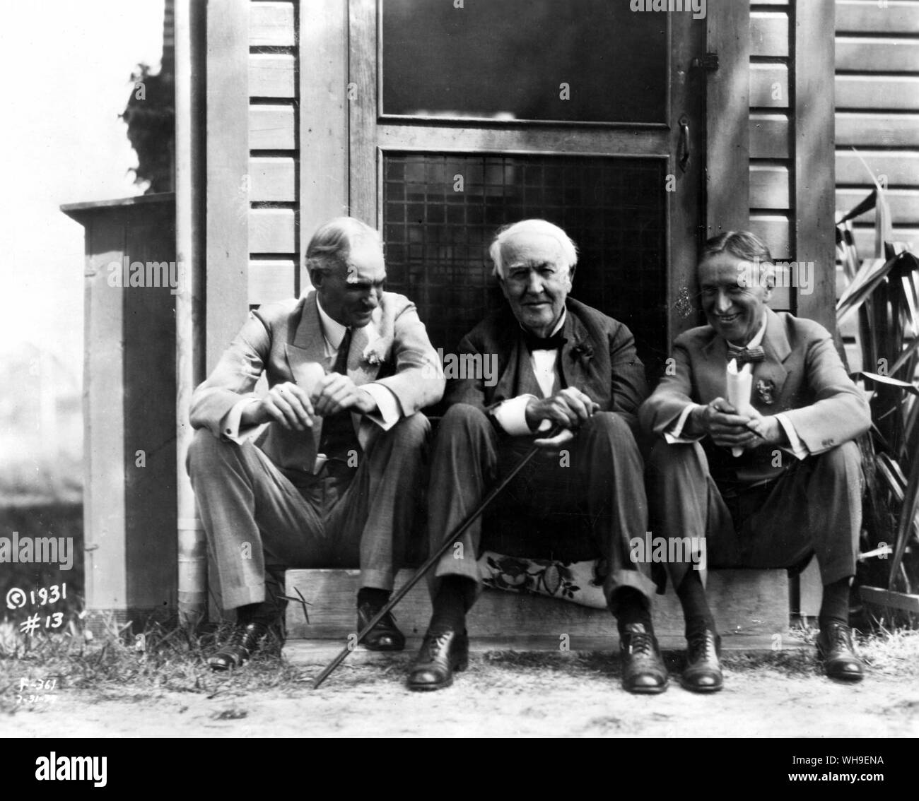 Thomas Edison (1847-1931), US-Wissenschaftler und Erfinder, die auf der Türschwelle zu Edisons Labor in Fort Meyers, 15. März 1931 mit Henry Ford (links) und Harvey S Firestone (rechts). Stockfoto