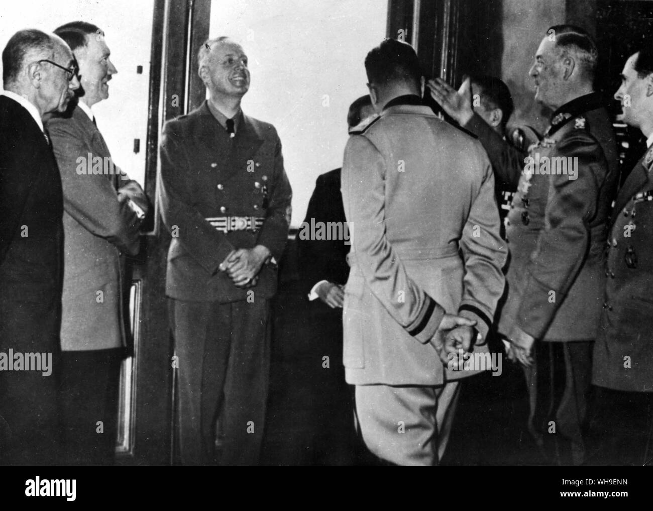 Der Aufstieg und Fall des NS-Staates. Hitler (1889-1945) unterhält freundlich Diplomaten und Mitglieder der Partei an seinem Berg Festung in Berchtesgaden. Er ist mit Diplomaten der Nationen, die in ihrer Arbeit mit den Deutschen warf, als die Feindseligkeiten in Europa brach. Durch Drohungen und politischen Druck, die Völker aus der Mitte Europas und auf dem Balkan wurden unter NS-Herrschaft gebracht. Außerdem hatte Japan Hände mit Hitler und Mussolini in der Planung für ein Programm der Weltherrschaft. Nach rechts: Paul Graf Teleki, Premier von Ungarn Links. Adolf Hitler. Der deutsche Außenminister Von Ribbentrop. Zählen Stockfoto