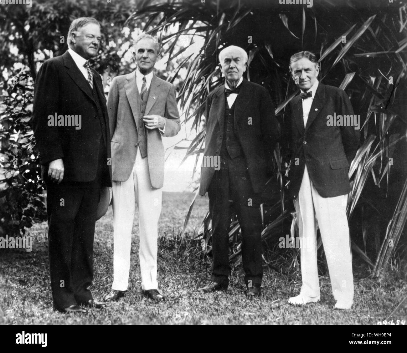Feb 11 1929: (L-R) Präsident Herbert Hoover (1874-1964), Henry Ford, Thomas Edison und Harvey Firestone an Herrn Edison's Home, Fort Meyers, Florida. Hoover war der 31. Präsident der USA von 1929-1933. Stockfoto