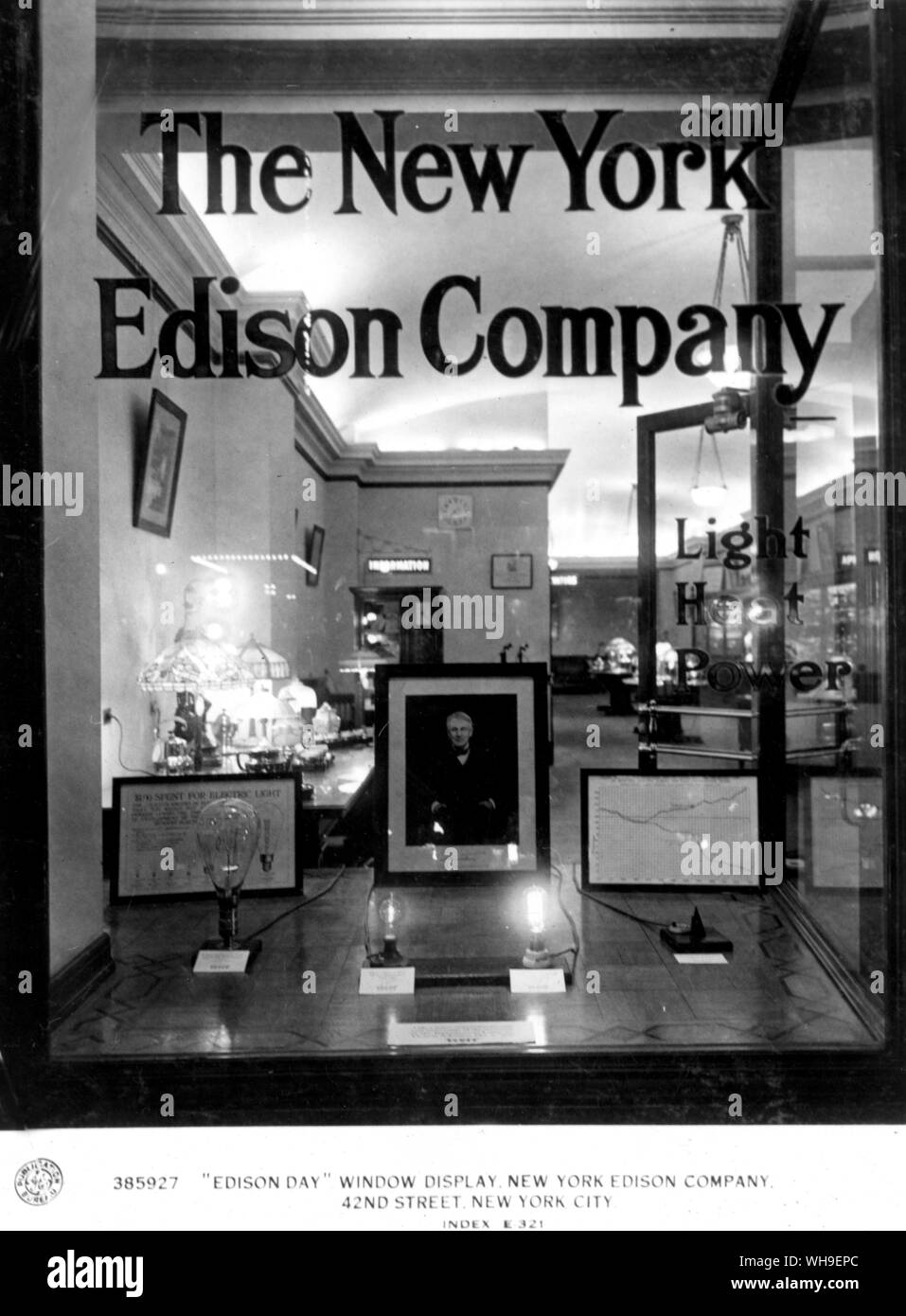 Die New York Beleuchtung Unternehmen. Edison Tag Fenster anzuzeigen, 42nd Street New York, USA. Thomas Edison (1847-1931). Stockfoto