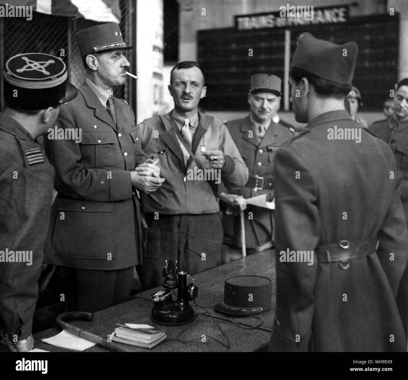 General Charles de Gaulle (1890-1970). Der französische General und ersten Präsidenten der Fünften Republik, 1958-69. Er befreite Paris im August 1944 mit Le Clerc (Mitte ohne Kopfbedeckung) und Juni bei seiner Ankunft in Montpainasse Station. Stockfoto