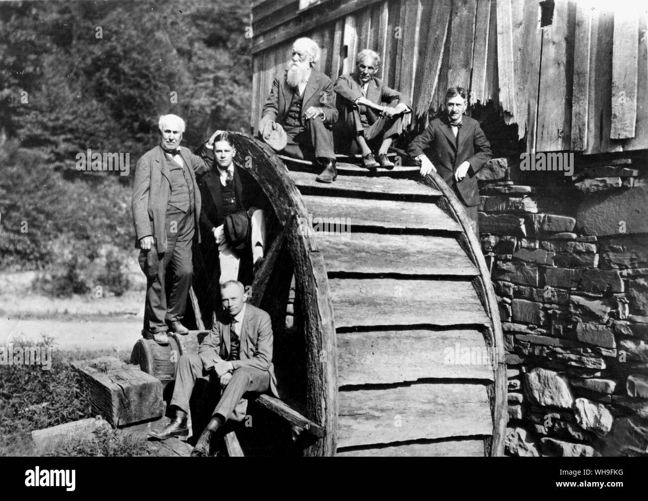 Camping Trip, 21. August 1918: Die Partei hält eine alte Schrotmühle in den West Virginia Bergen zu prüfen. l-r: Thomas Edison, Harvey S Firestone, Jr, John Burroughs, Henry Ford, Harvey S Firestone. Unten sitzt J H de Loach. Stockfoto