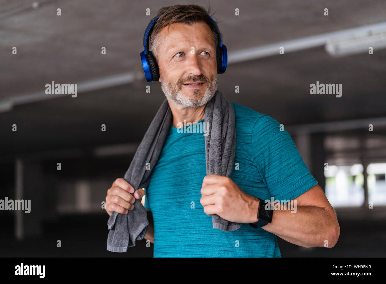 Sportliche Mann Kopfhörer tragen nach dem Workout Stockfoto