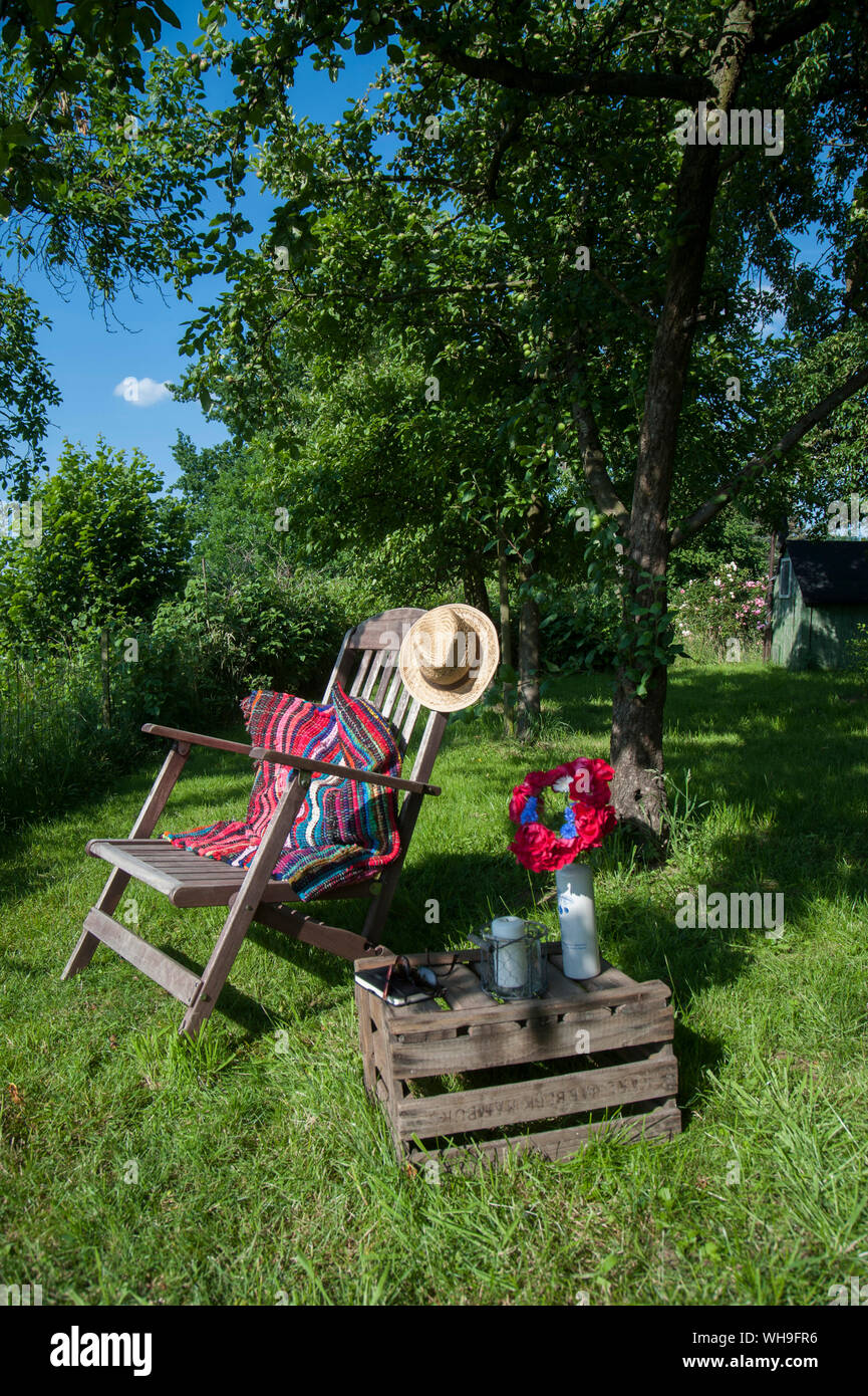 Kissen Aus Flickenteppich Auf Liegestuhl Im Garten Stockfoto Bild