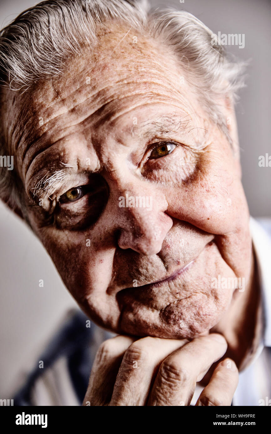 Porträt der ältere Mann mit der Hand am Kinn, close-up Stockfoto