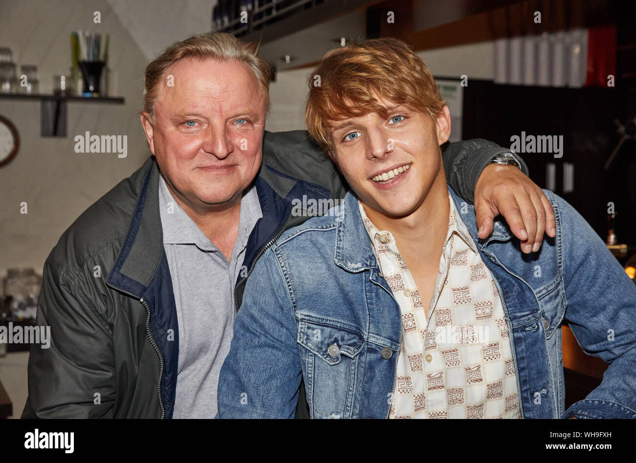 Hamburg, Deutschland. 02 Sep, 2019. Axel Prahl (l), und Merlin Rose, beide Akteure, zu einem Fotoshooting auf dem Satz der NDR Tragikomödie "eisland" in einem Restaurant. Quelle: Georg Wendt/dpa/Alamy leben Nachrichten Stockfoto