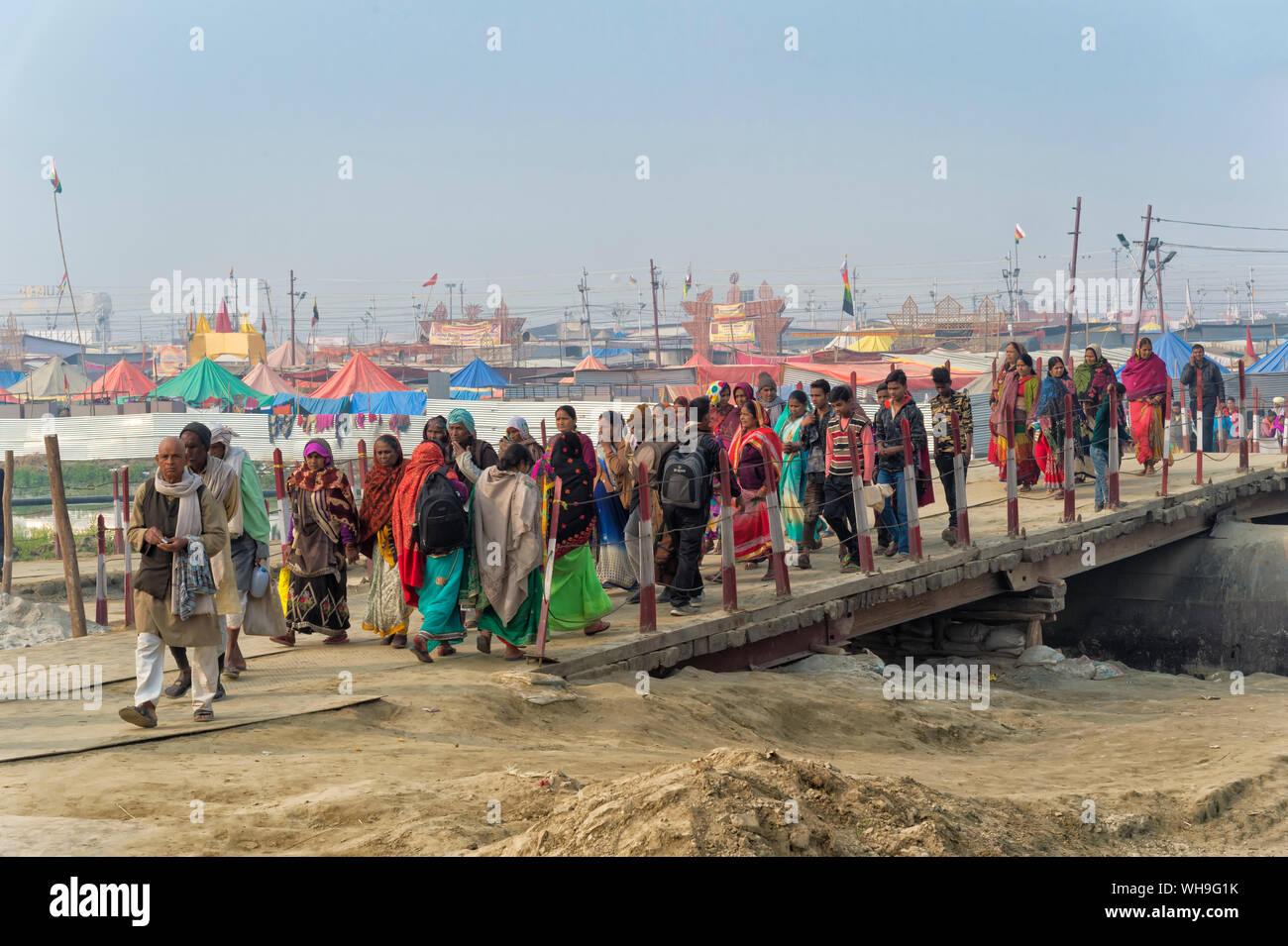 Pilger überqueren des Ganges auf einen temporären Pontoon Bridge, Allahabad Kumbh Mela, Allahabad, Uttar Pradesh, Indien, Asien Stockfoto