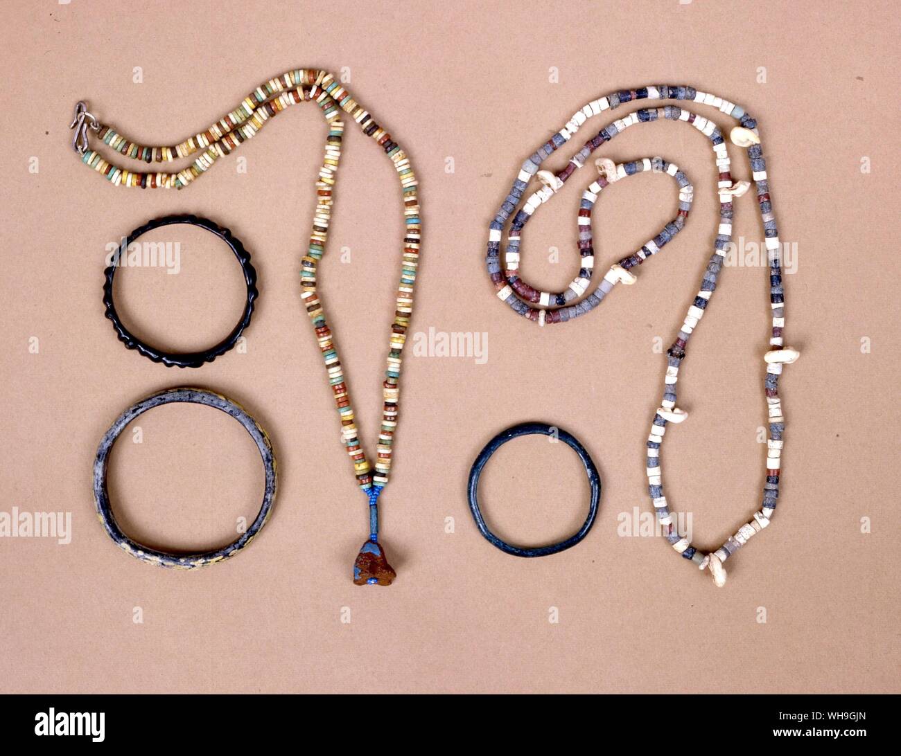 Antiquitäten Frühe ägyptische Keramik, Perle Halskette und römische Glas Armbänder Stockfoto