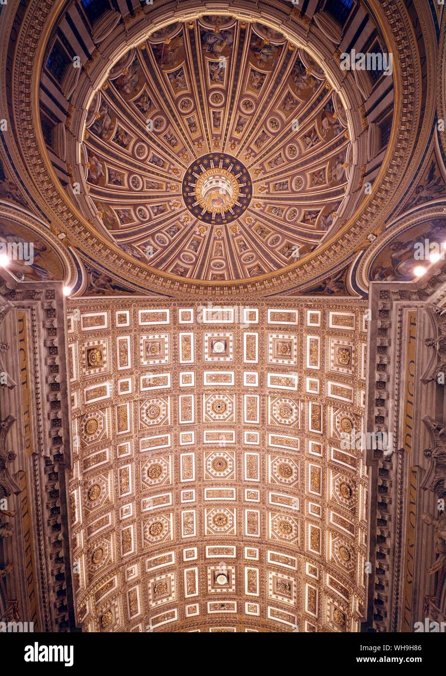 Innenansicht der Kuppel und Vault St Peters Rom Stockfoto