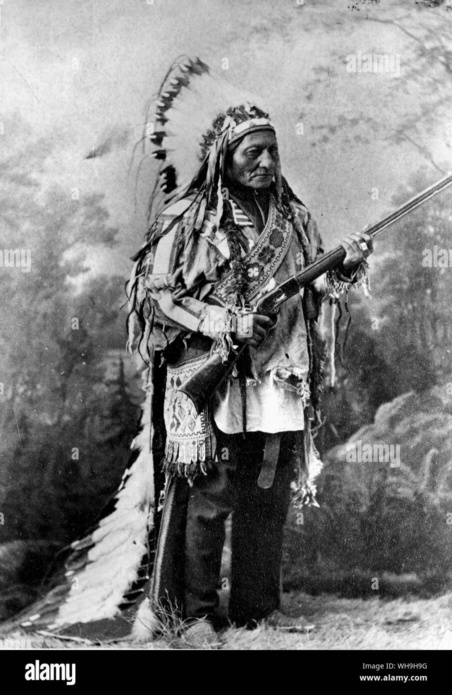 Porträt der Amerikanischen Indianer, Sitting Bull (c.1834-1890) in Tracht. Stockfoto