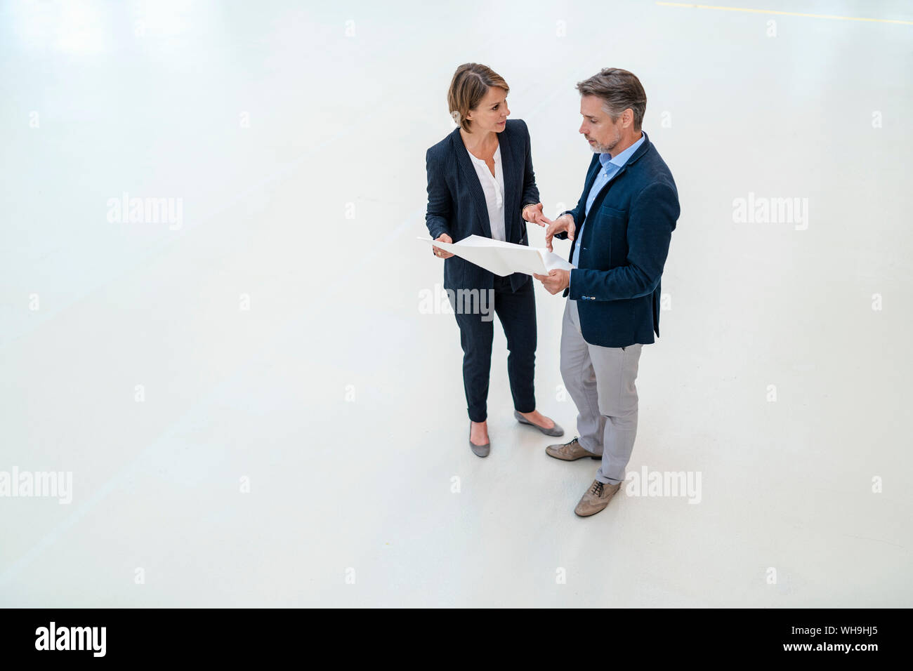 Kaufmann und Kauffrau über Plan Stockfoto