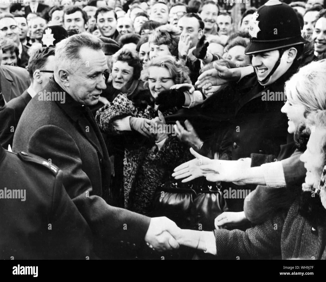 8. Feb. 1967) Borehamwood, Hertfordshire: Alexei Kosygin (1904-1980), sowjetischer Politiker, Premierminister 1964-80. Er schüttelt Hände mit Arbeitern, die Computer bauen. Stockfoto